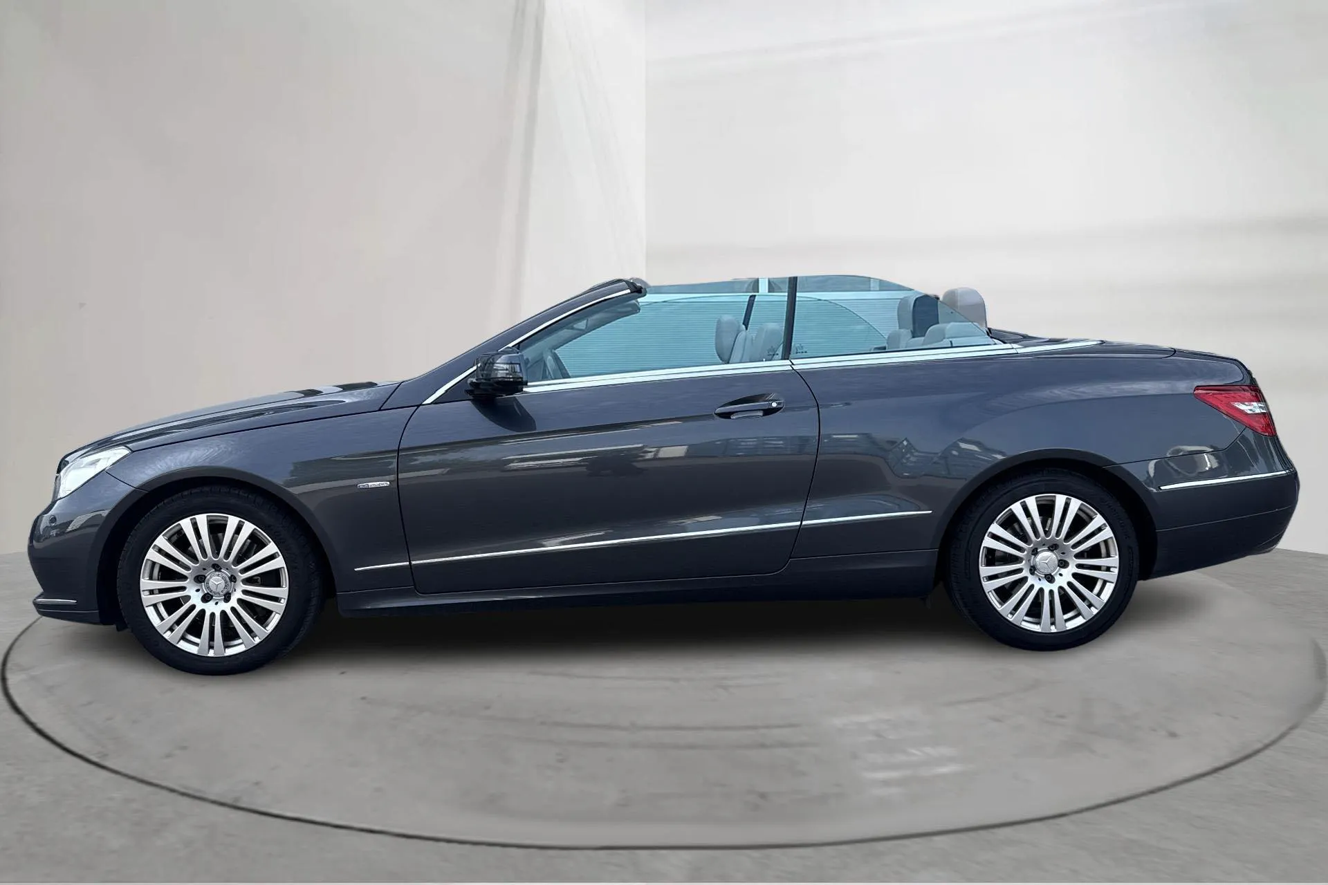 Presentationsfoto 2 av 22: Mercedes E 350 BlueEfficiency Cabriolet A207 (292hk) - 13 248 mil - Automat - grå - 2010