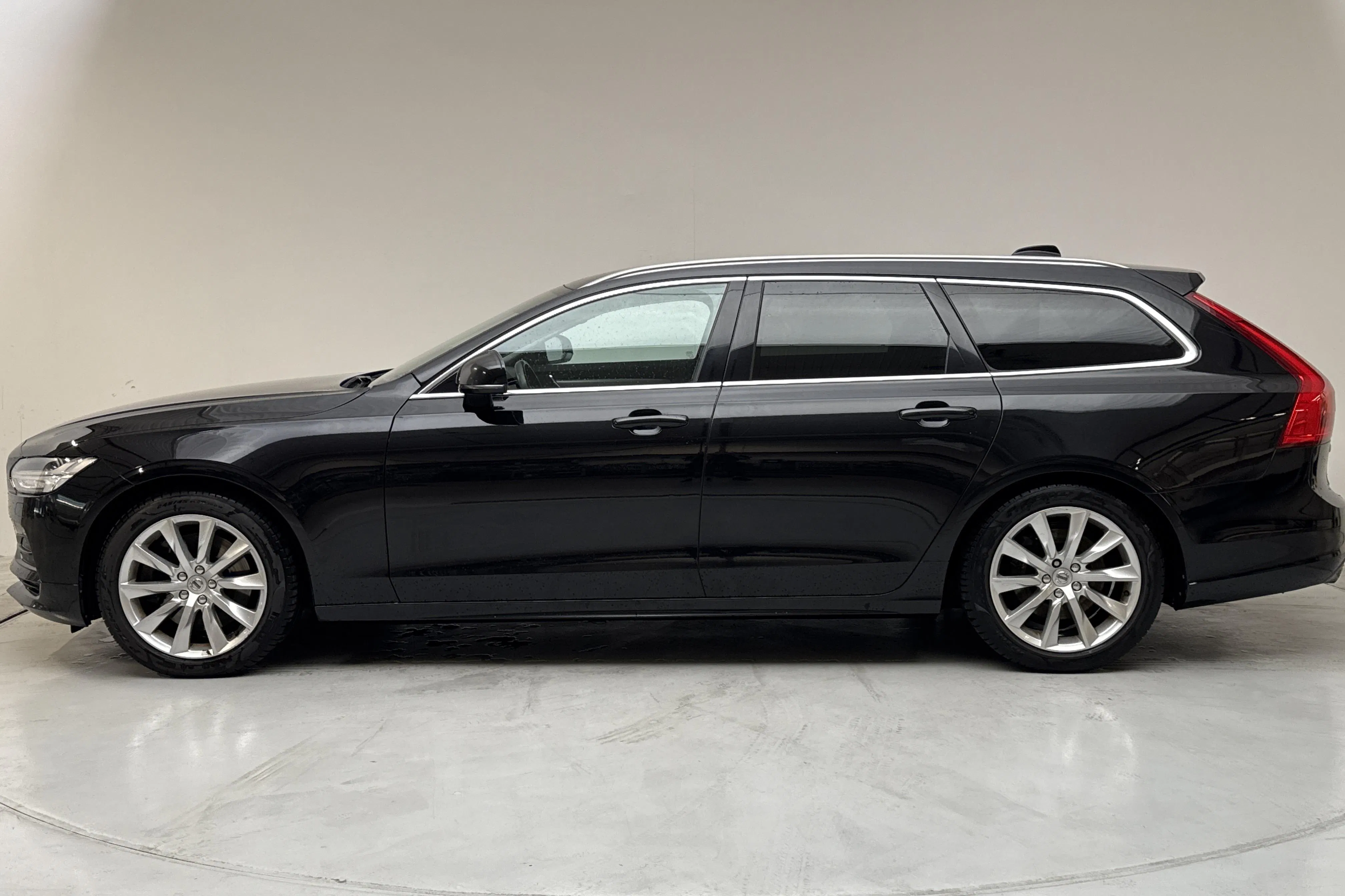 Presentationsfoto 2 av 15: Volvo V90 T4 (190hk) - 21 179 mil - Automat - svart - 2019