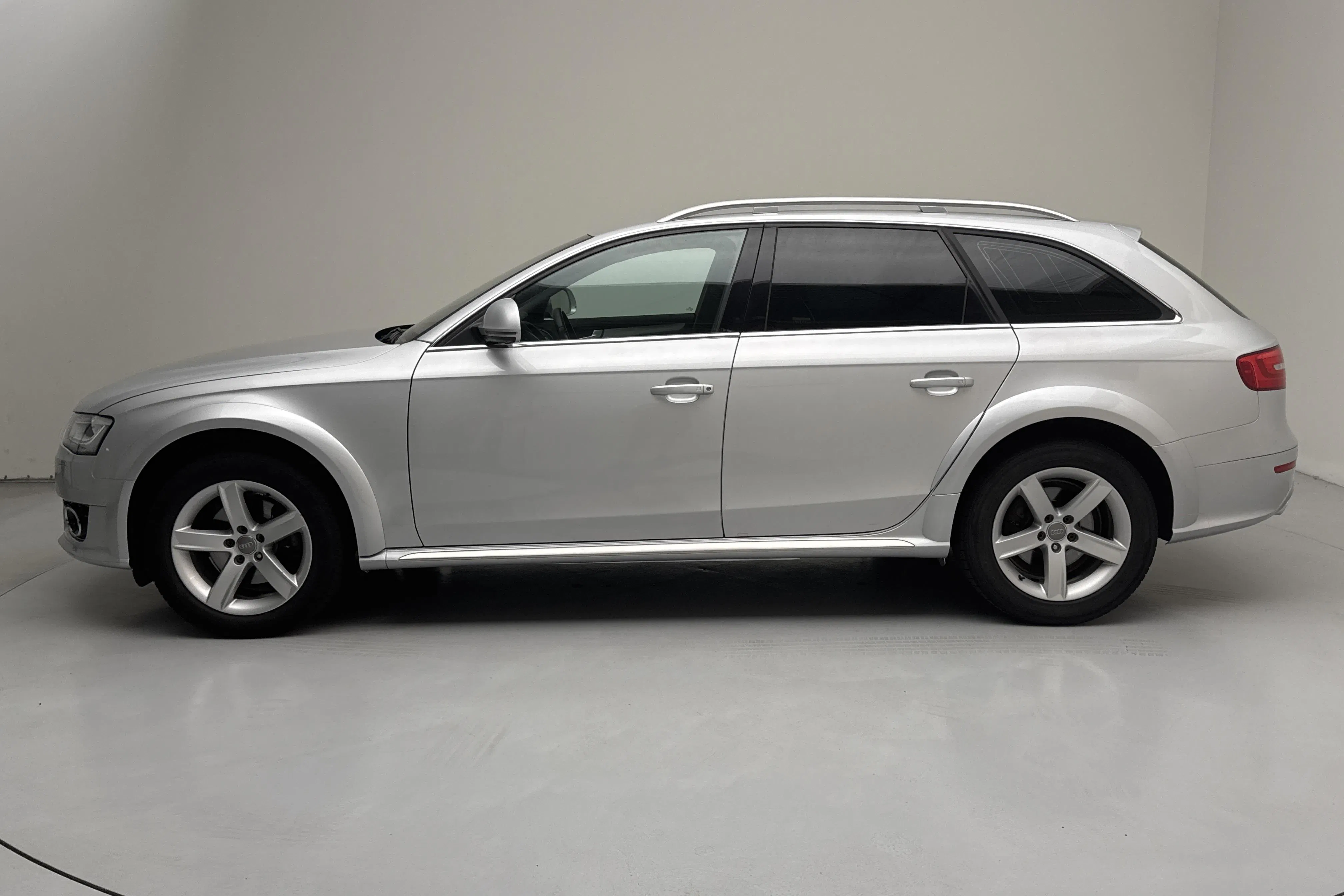 Presentation photo 2 of 12: Audi A4 Allroad 2.0 TDI Avant quattro (177hk) - 231 910 km - Automatic - silver - 2013