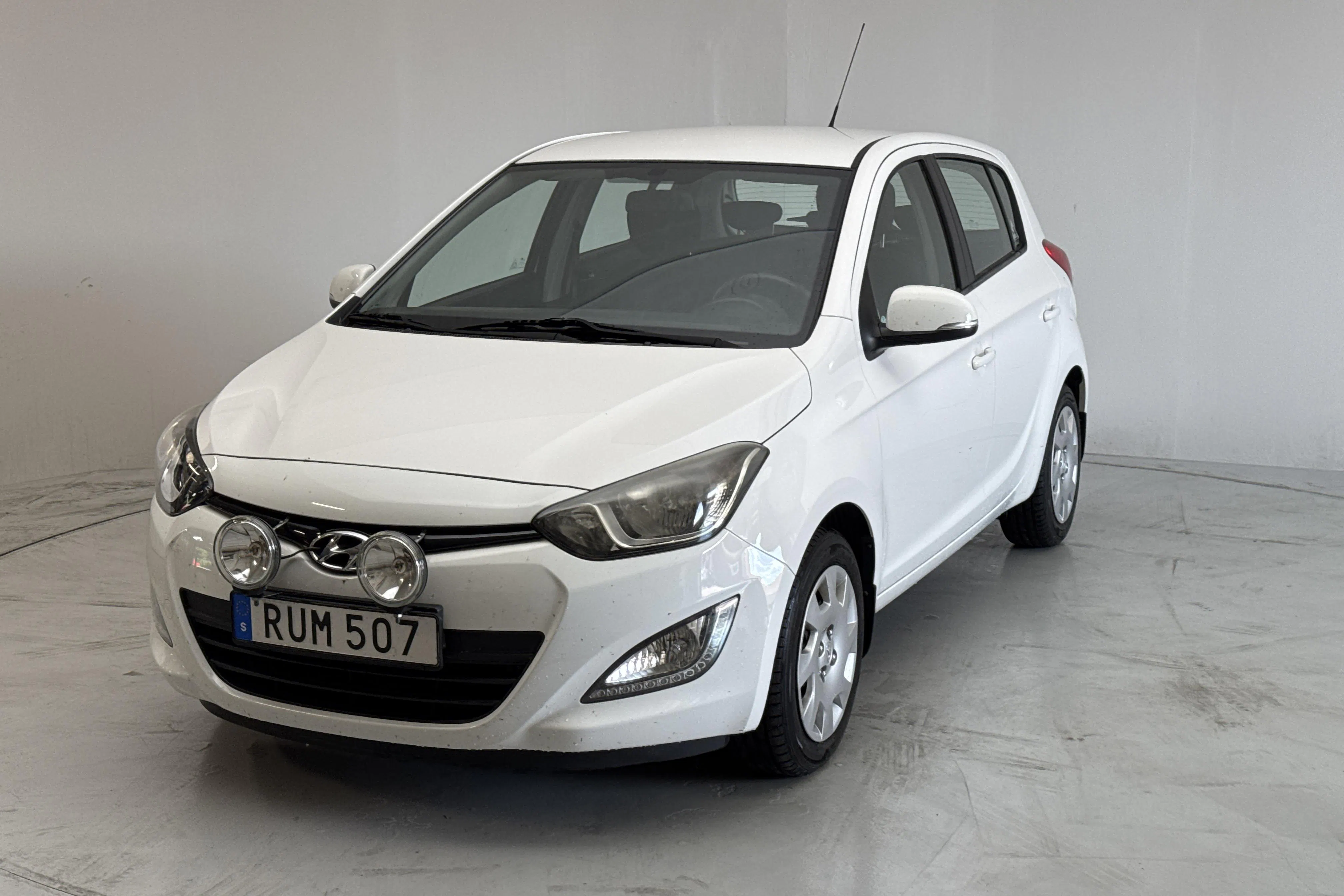 Presentationsfoto 1 av 12: Hyundai i20 1.4 (100hk) - 7 431 mil - Automat - vit - 2015