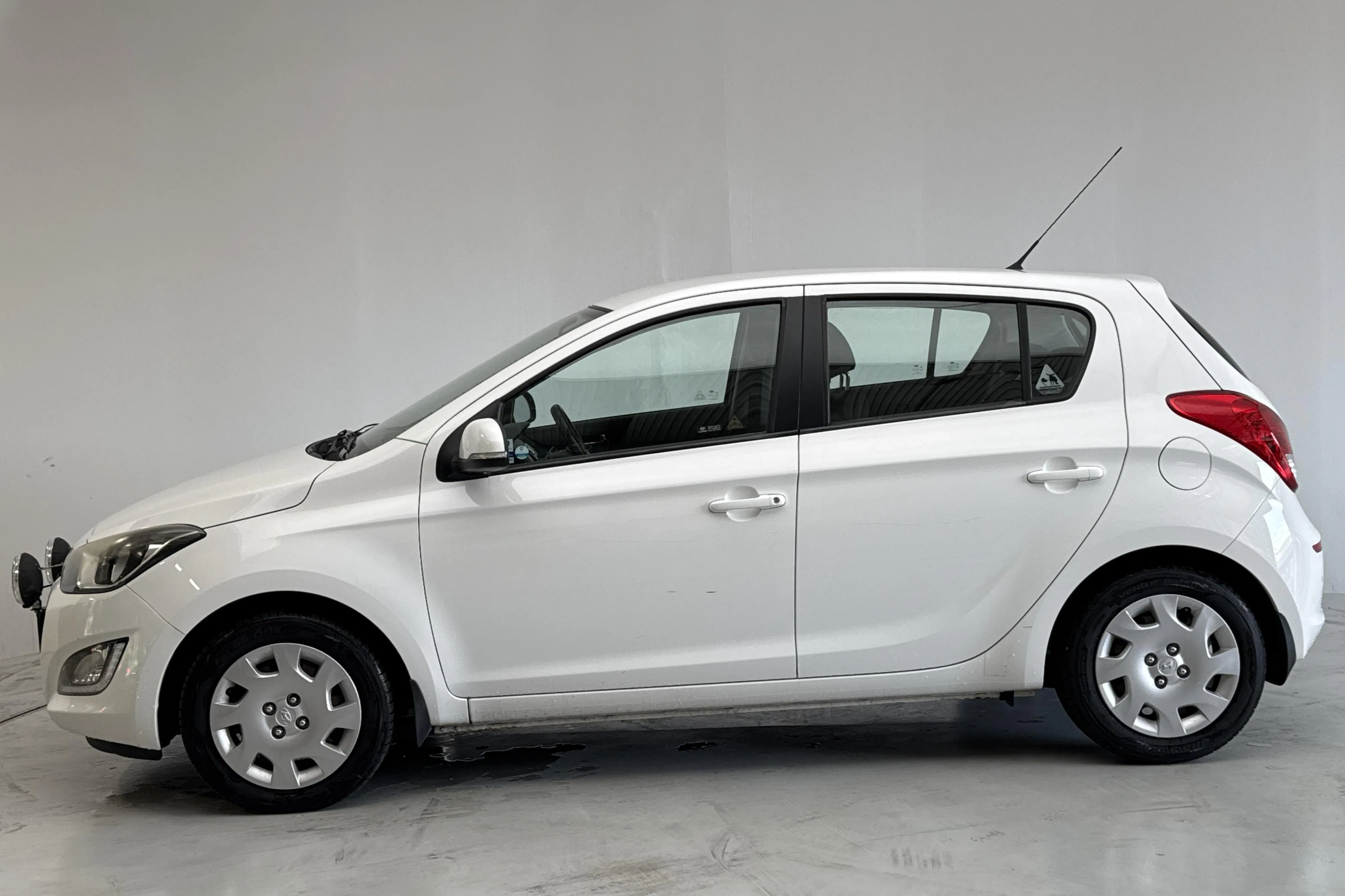 Presentationsfoto 2 av 12: Hyundai i20 1.4 (100hk) - 7 431 mil - Automat - vit - 2015