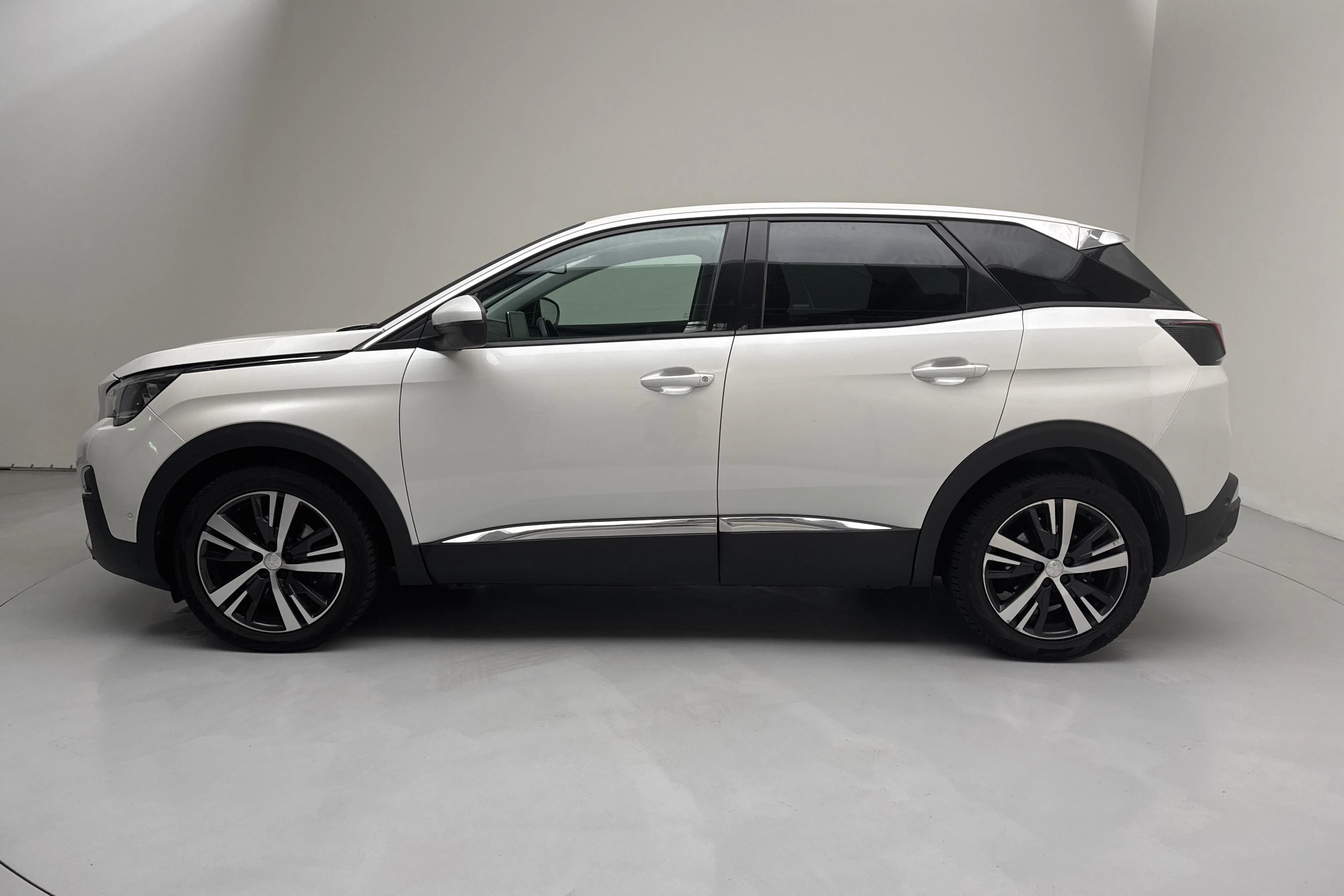 Presentation photo 2 of 12: Peugeot 3008 1.2 PureTech (130hk) - 59 530 km - Automatic - white - 2020
