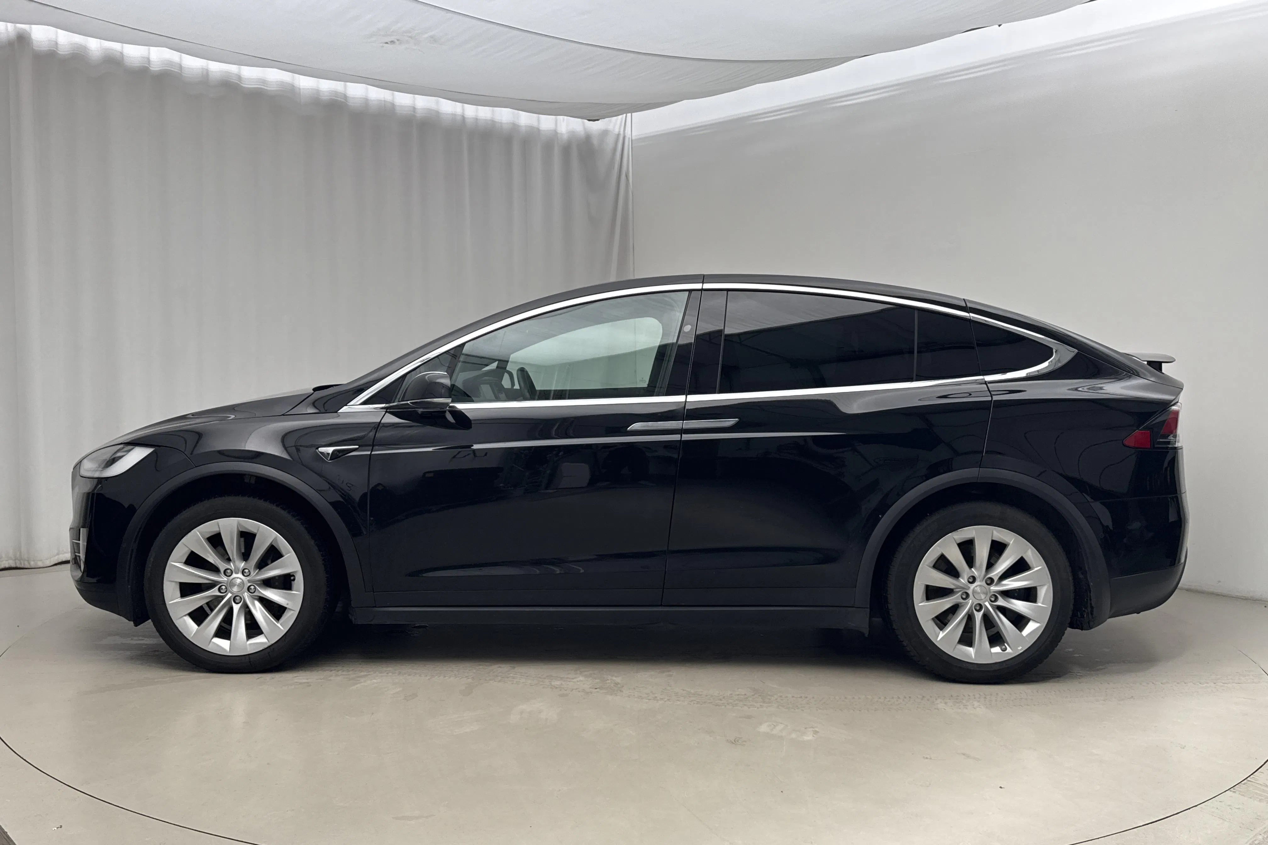 Præsentationsfoto 2 af 22: Tesla Model X Dual Motor Long Range AWD - 108 150 kilometer - Salgsautomat - Sort - 2020
