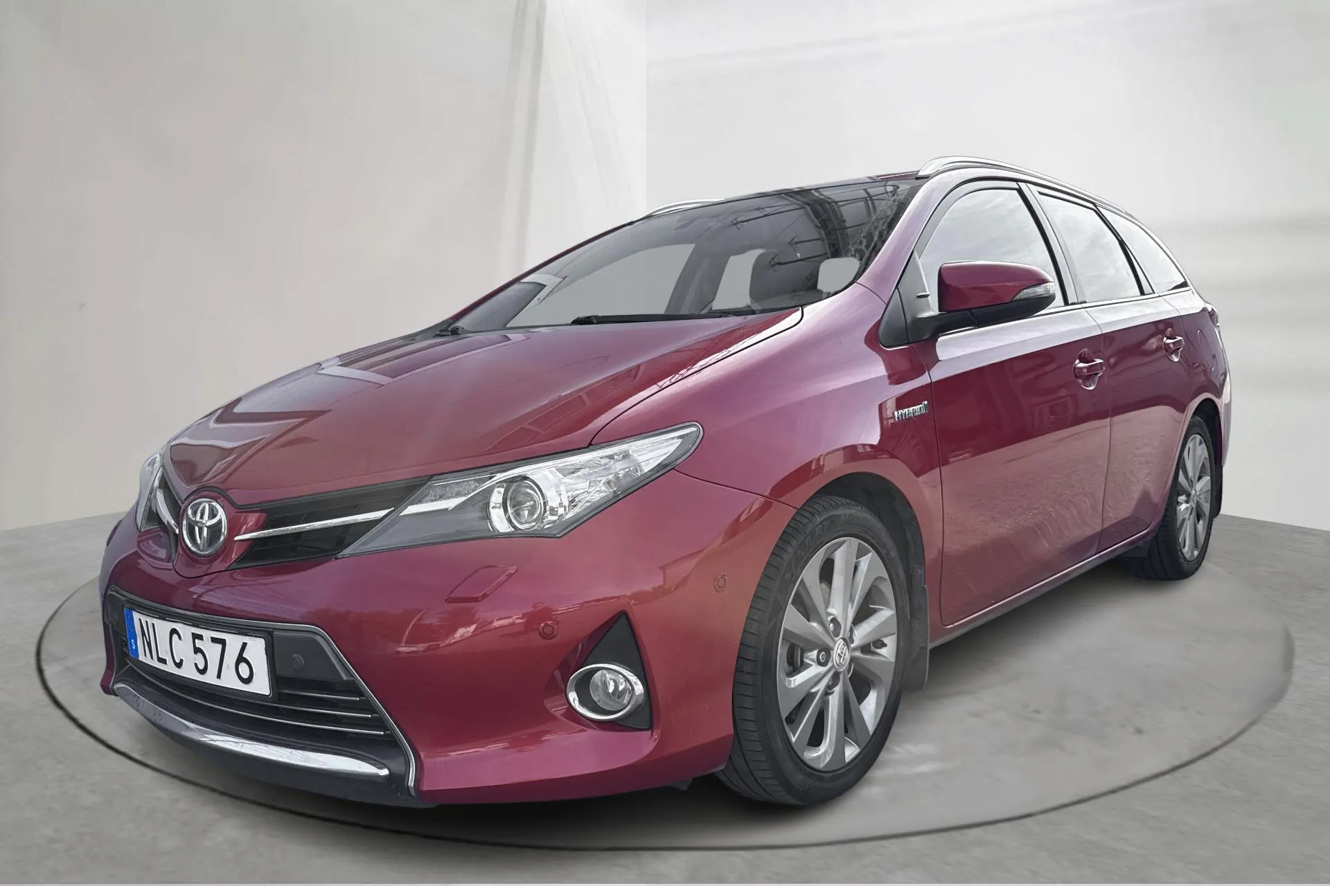 Presentation photo 1 of 15: Toyota Auris 1.8 HSD Touring Sports (99hk) - 97 120 km - Automatic - dark red - 2015