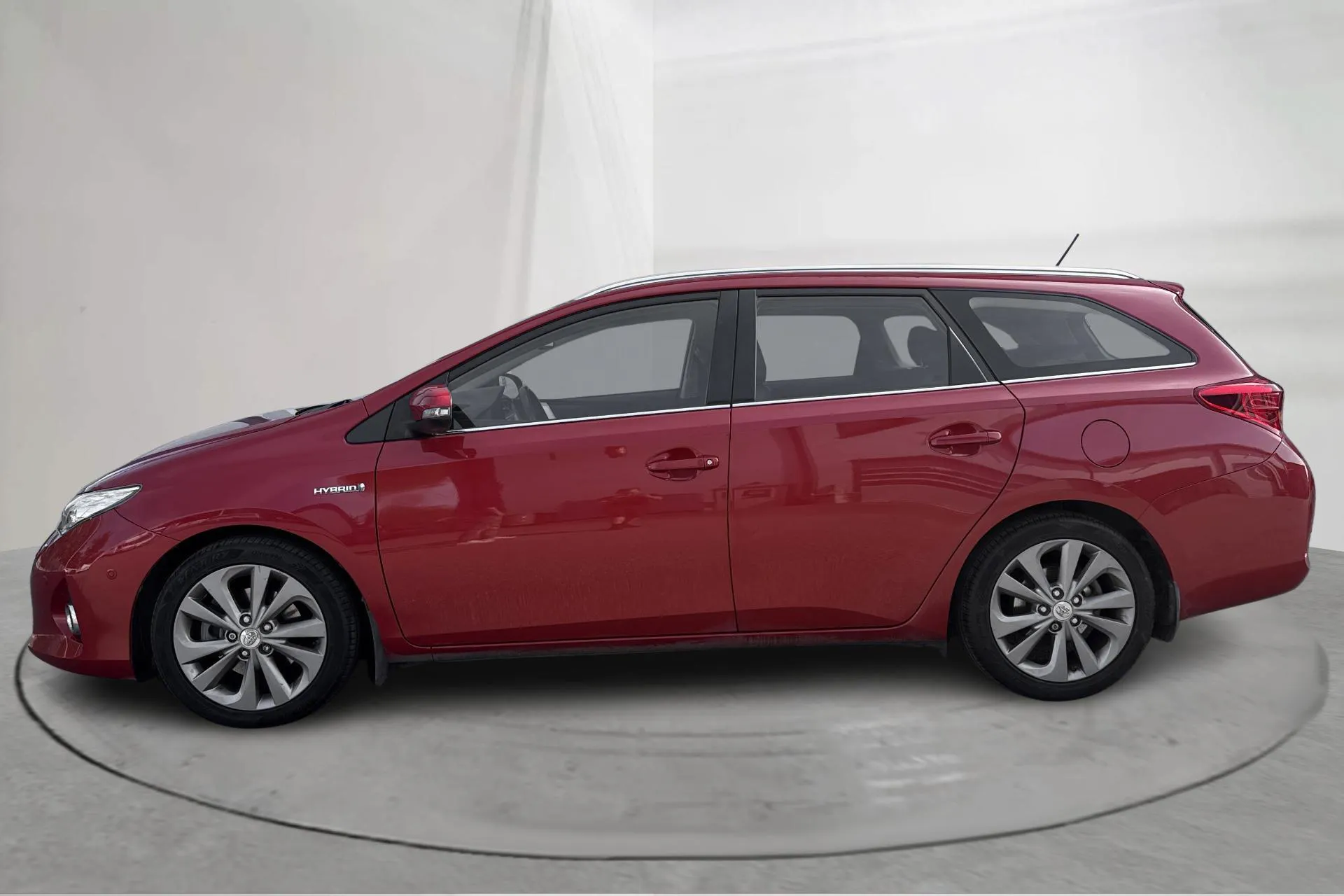Presentation photo 2 of 15: Toyota Auris 1.8 HSD Touring Sports (99hk) - 97 120 km - Automatic - dark red - 2015