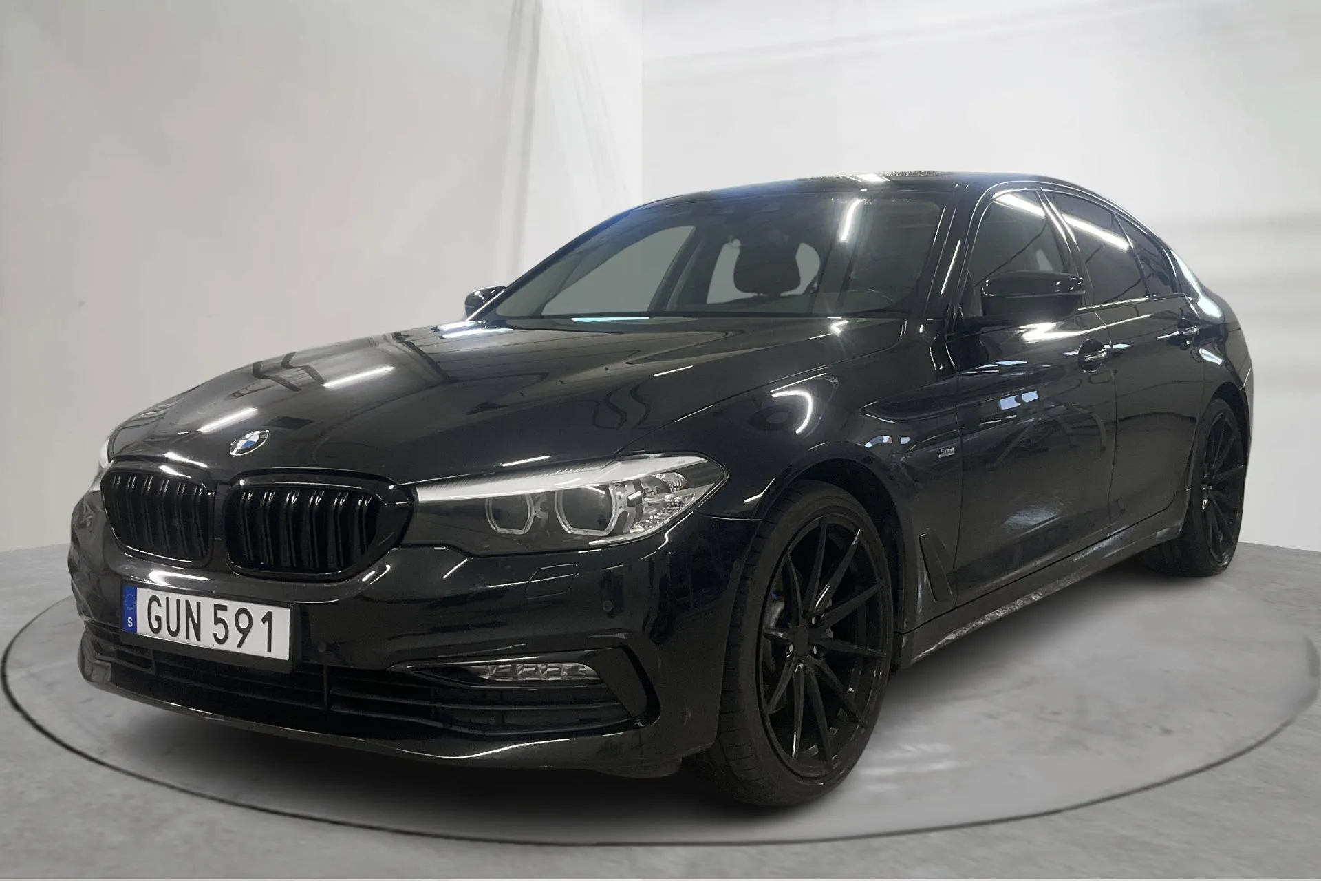 Presentationsfoto 1 av 26: BMW 520d xDrive Sedan, G30 (190hk) - 12 852 mil - Automat - svart - 2018