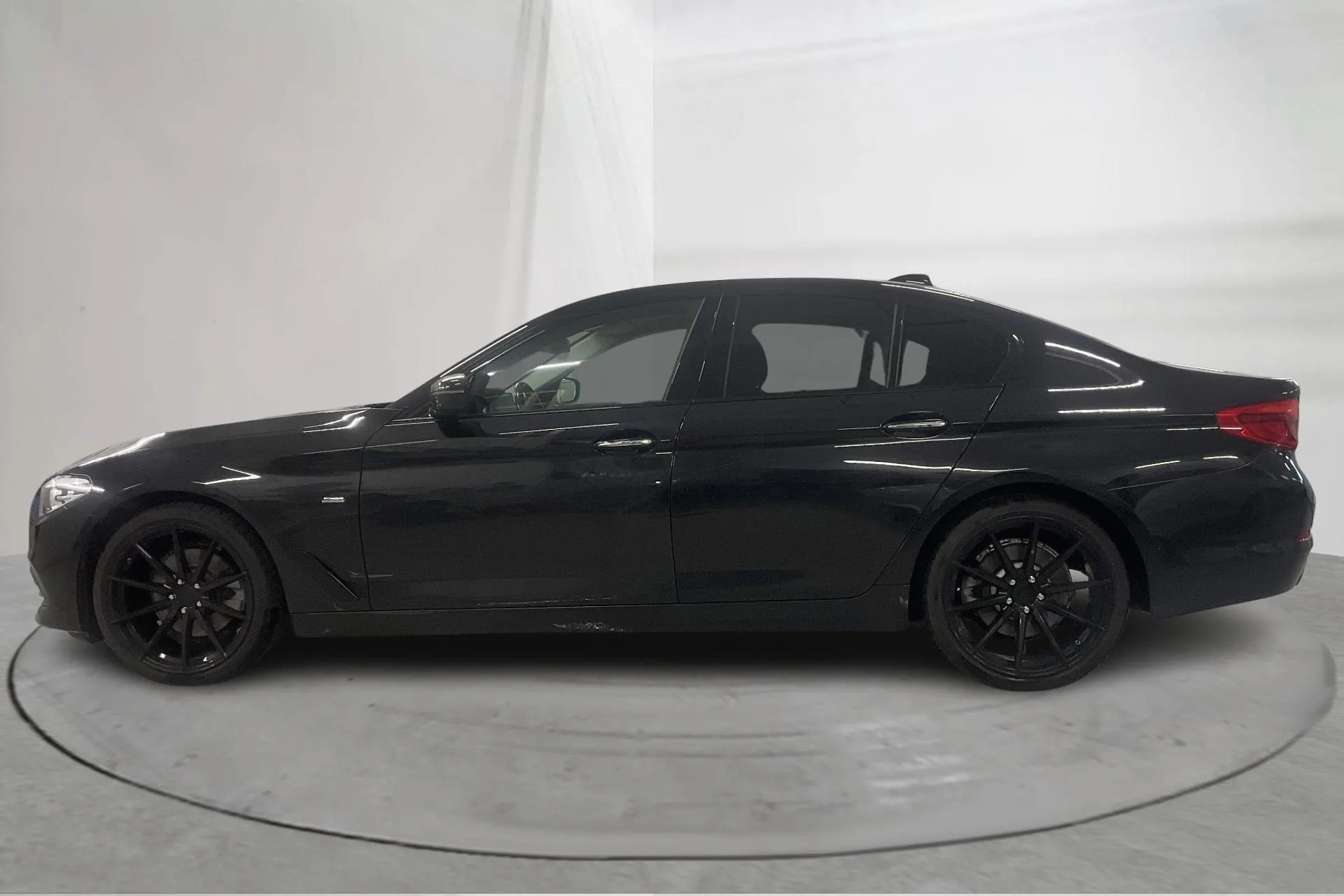 Presentationsfoto 2 av 26: BMW 520d xDrive Sedan, G30 (190hk) - 12 852 mil - Automat - svart - 2018