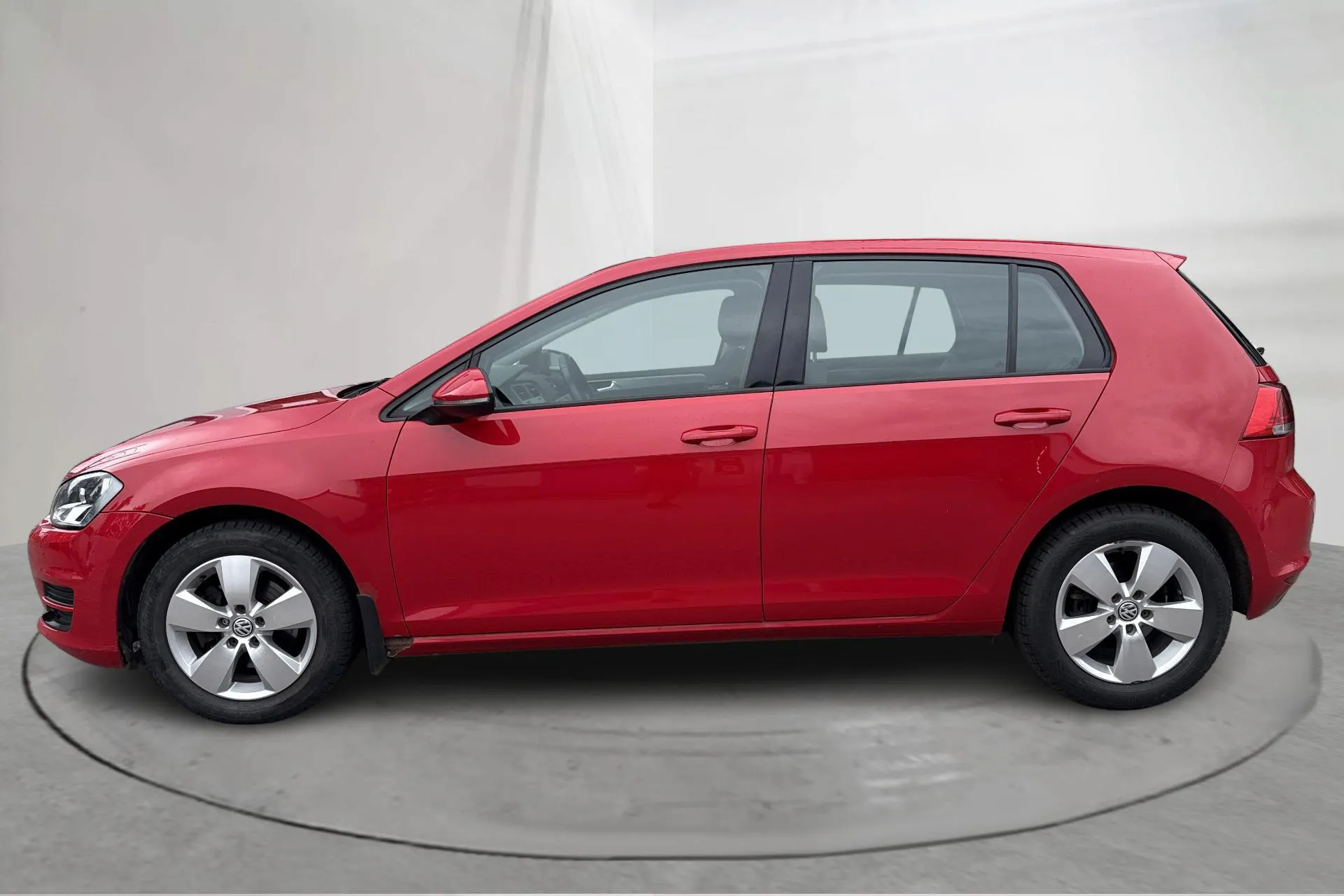 Presentationsfoto 2 av 13: VW Golf VII 1.4 TSI Multifuel 5dr (122hk) - 5 703 mil - Manuell - röd - 2014