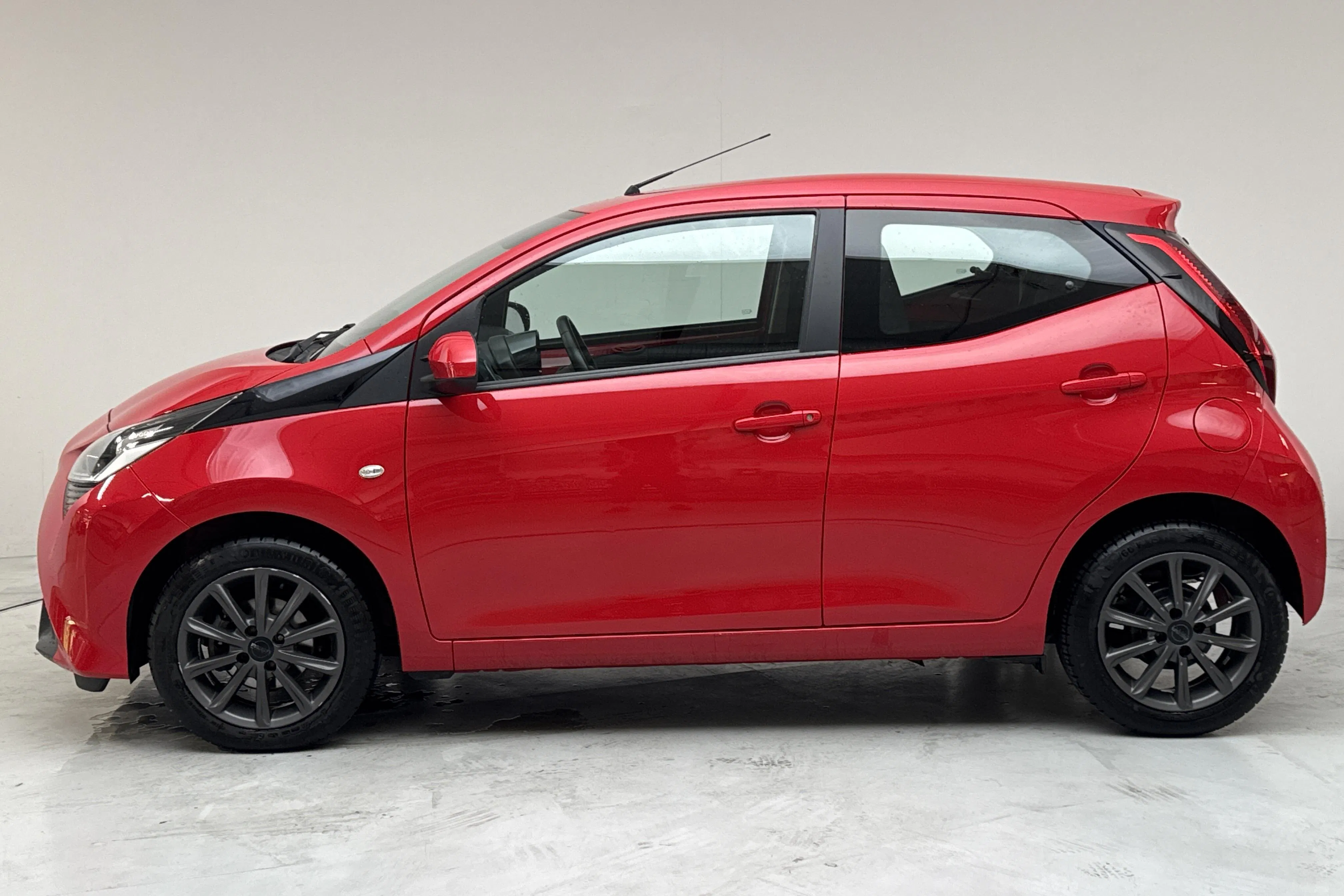 Presentation photo 2 of 13: Toyota Aygo 1.0 5dr (72hk) - 26 270 km - Automatic - red - 2021