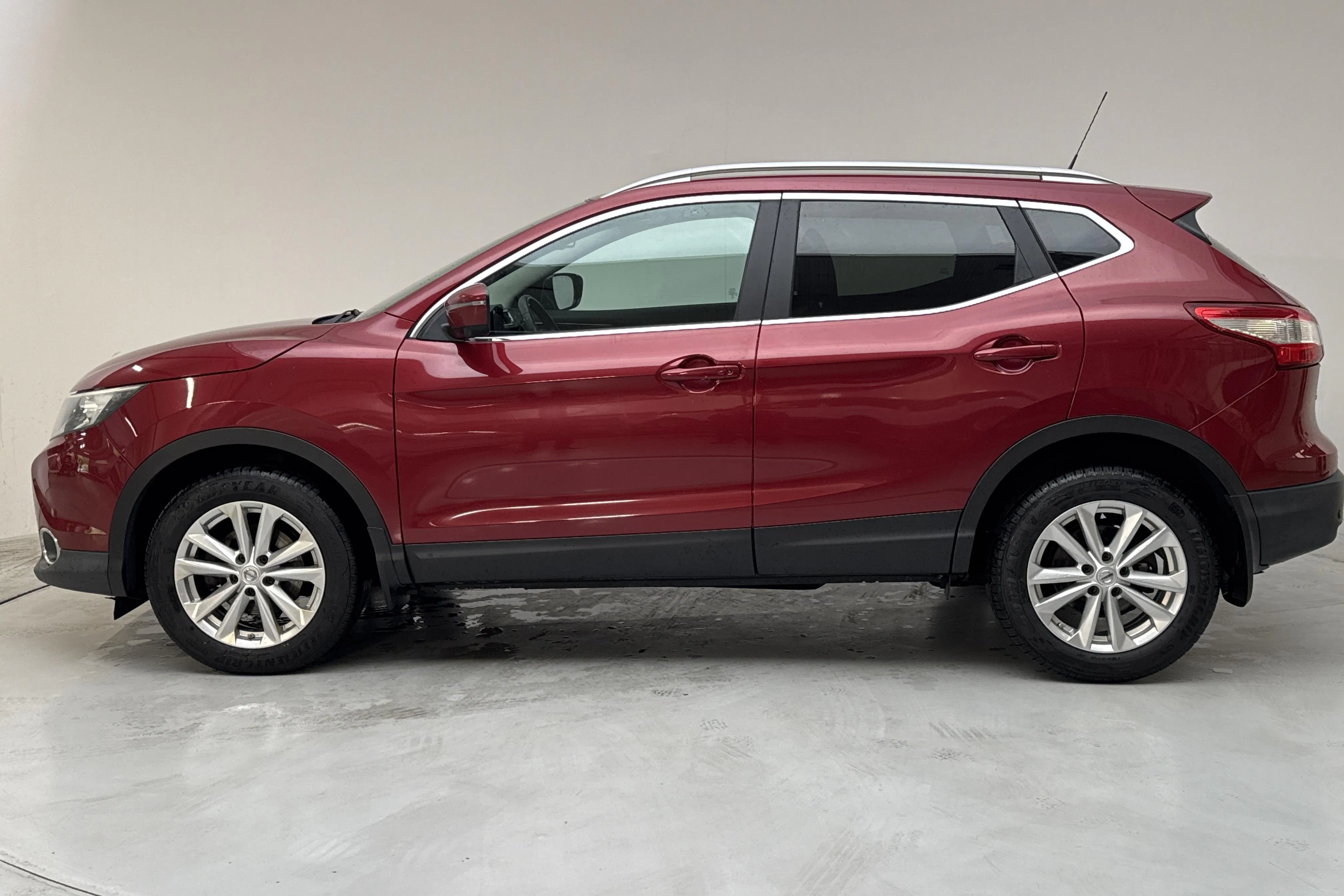 Presentationsfoto 2 av 14: Nissan Qashqai 1.2 (115hk) - 16 662 mil - Automat - röd - 2015