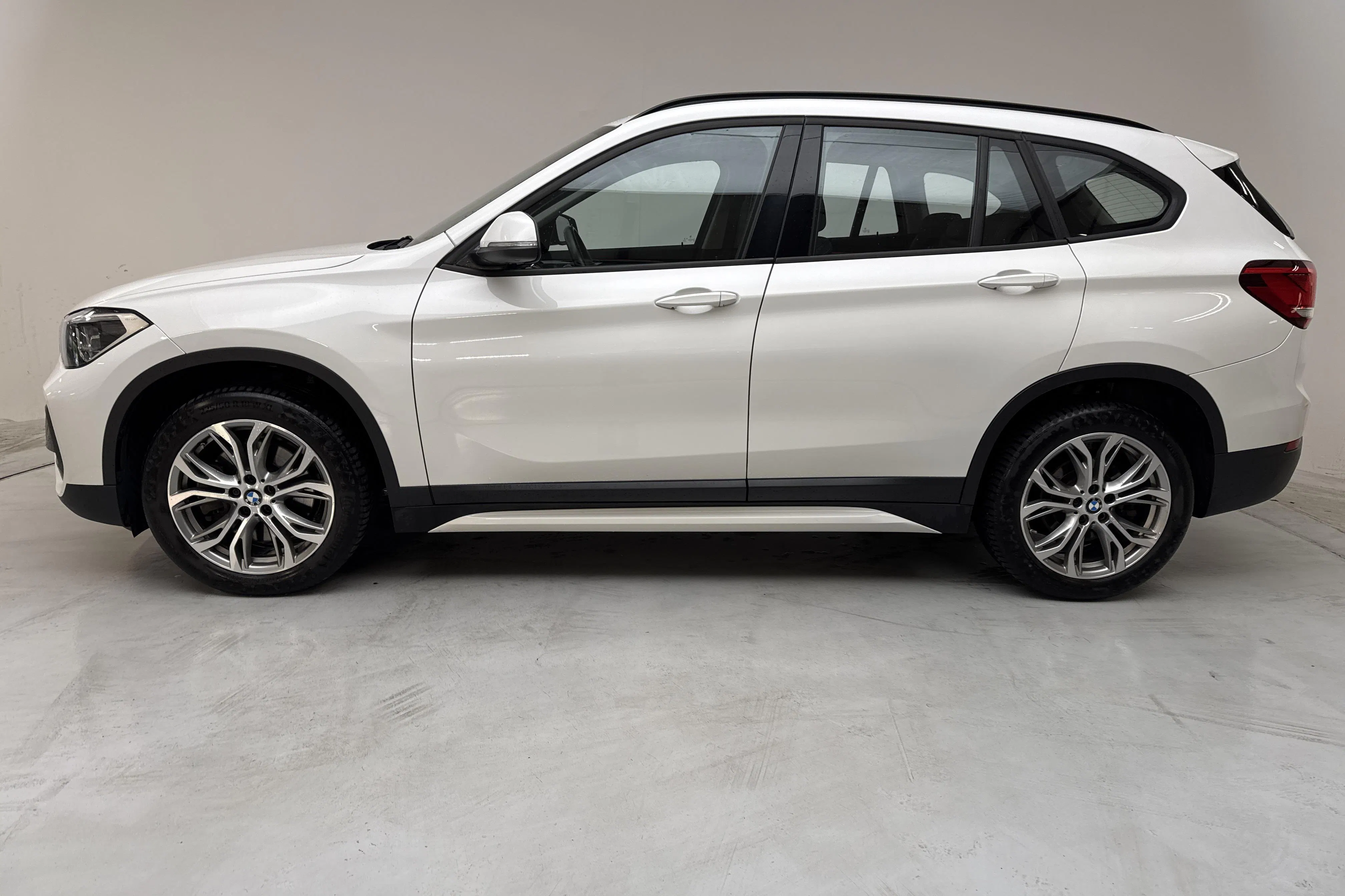 Presentationsfoto 2 av 13: BMW X1 xDrive20d LCI, F48 (190hk) - 8 732 mil - Automat - vit - 2021