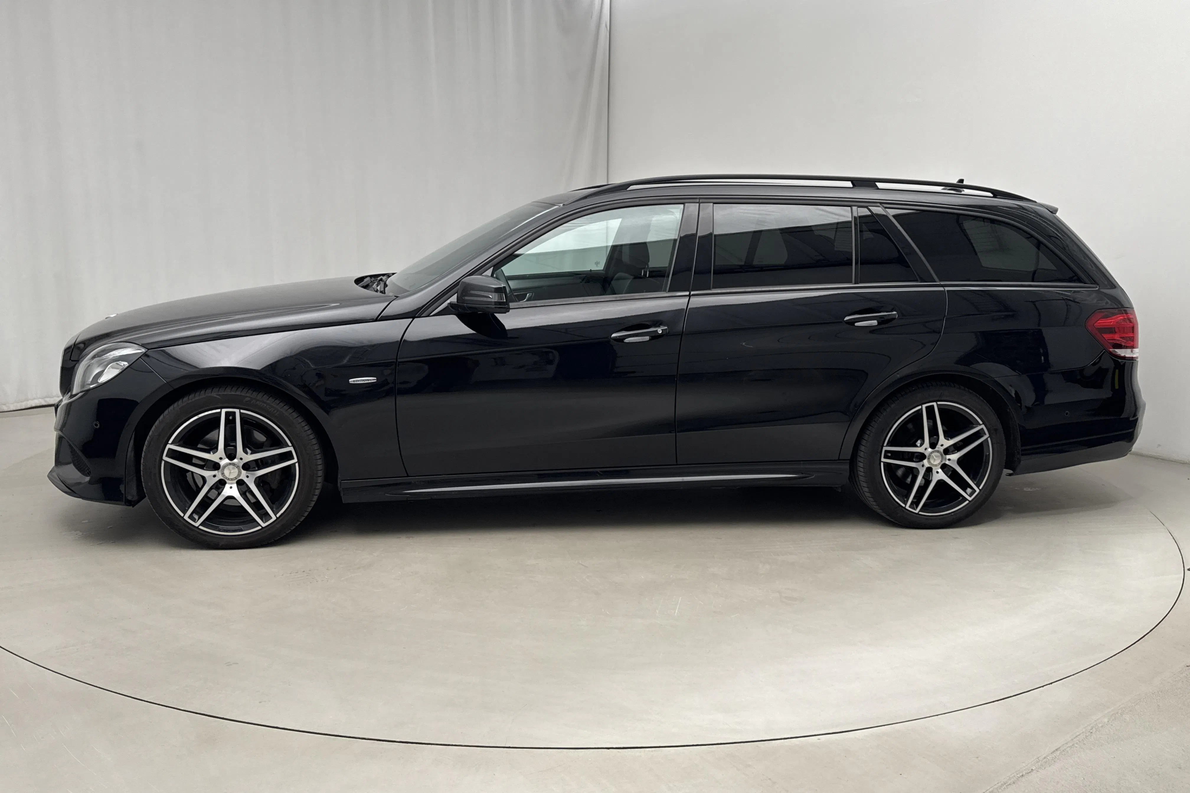 Presentationsfoto 2 av 15: Mercedes E 220 BlueTEC Kombi 4MATIC S212 (170hk) - 18 846 mil - Automat - svart - 2016