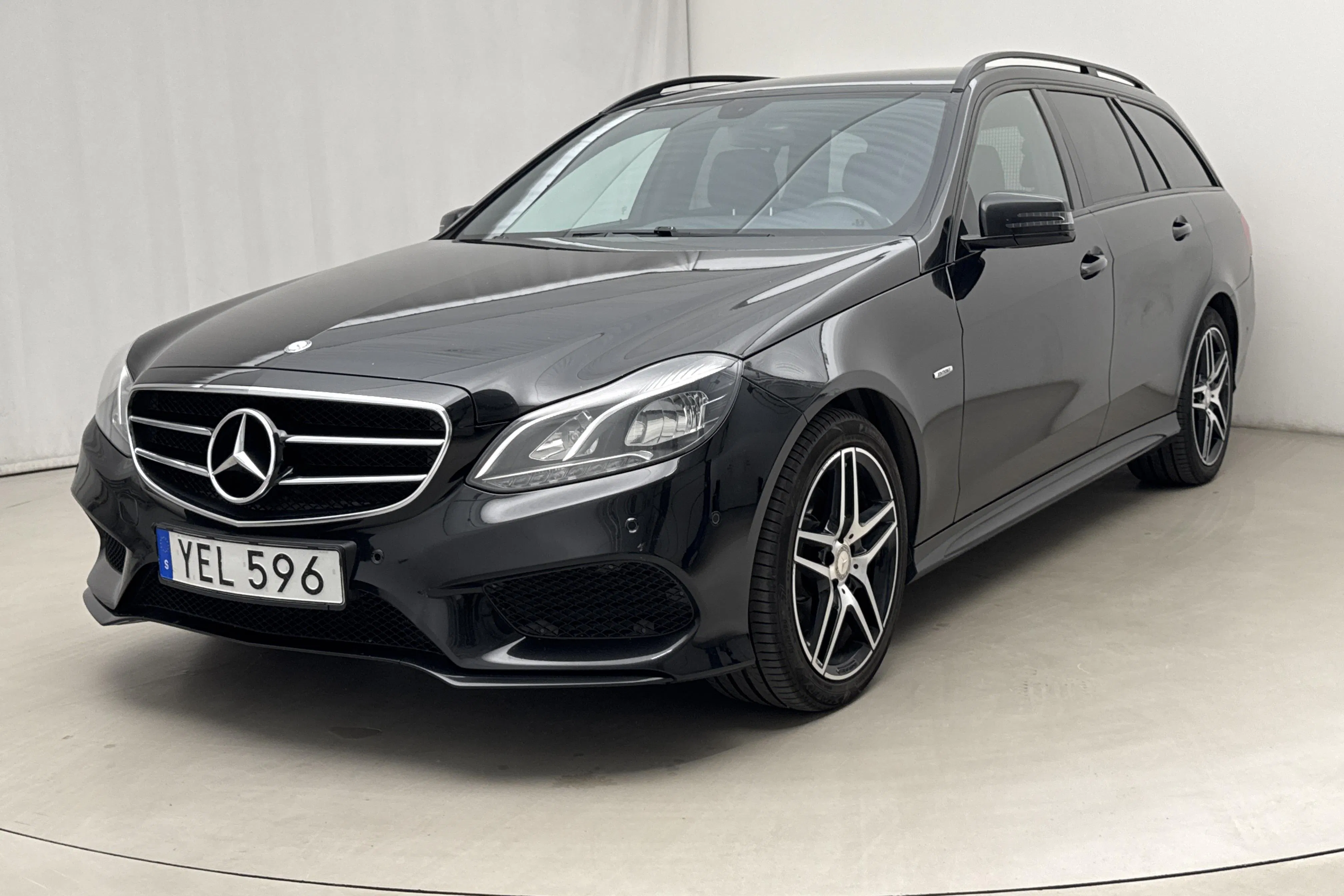 Presentationsfoto 1 av 15: Mercedes E 220 BlueTEC Kombi 4MATIC S212 (170hk) - 18 846 mil - Automat - svart - 2016
