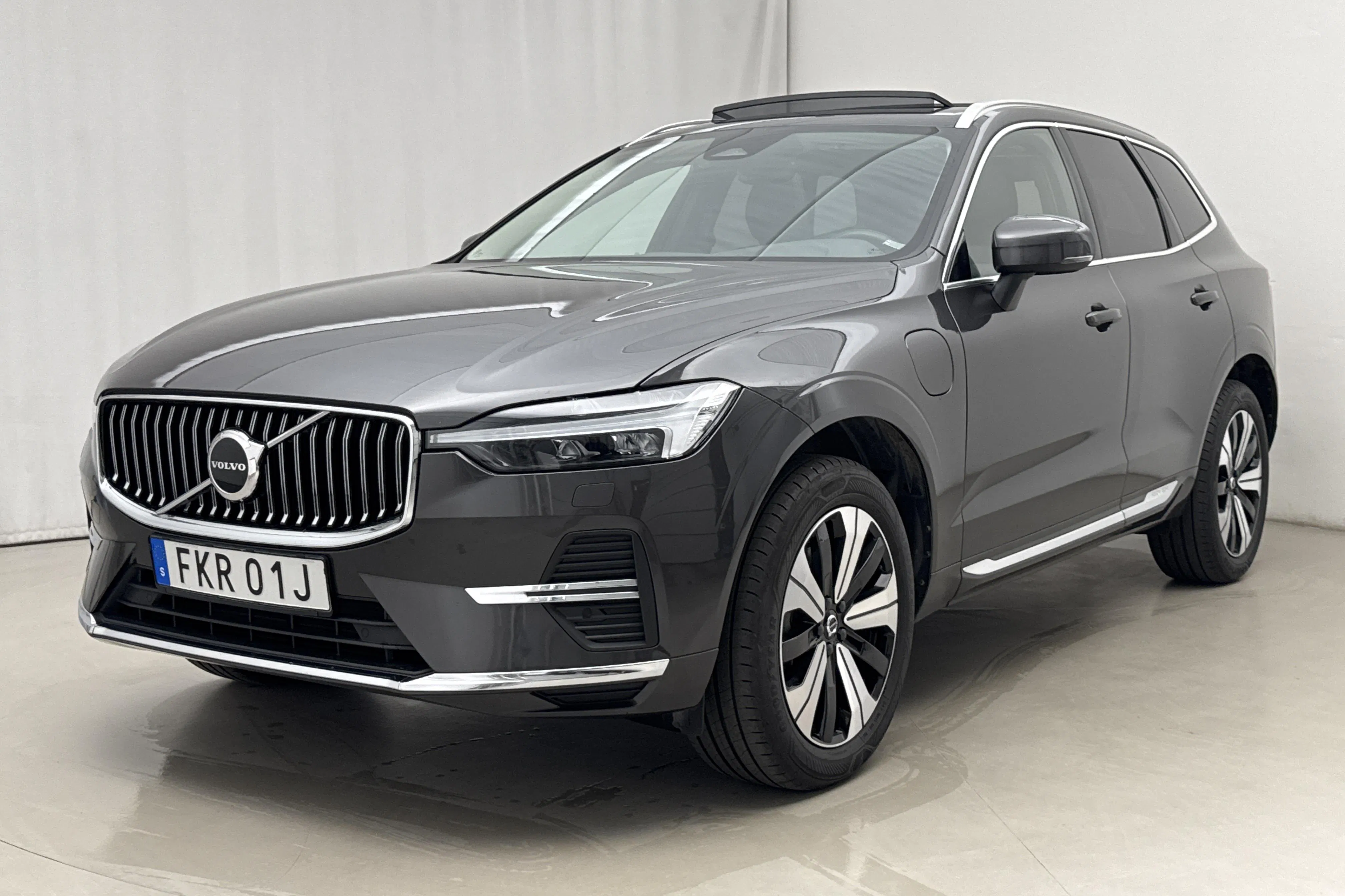 Presentationsfoto 1 av 24: Volvo XC60 T6 AWD Recharge (350hk) - 9 372 mil - Automat - grå - 2023