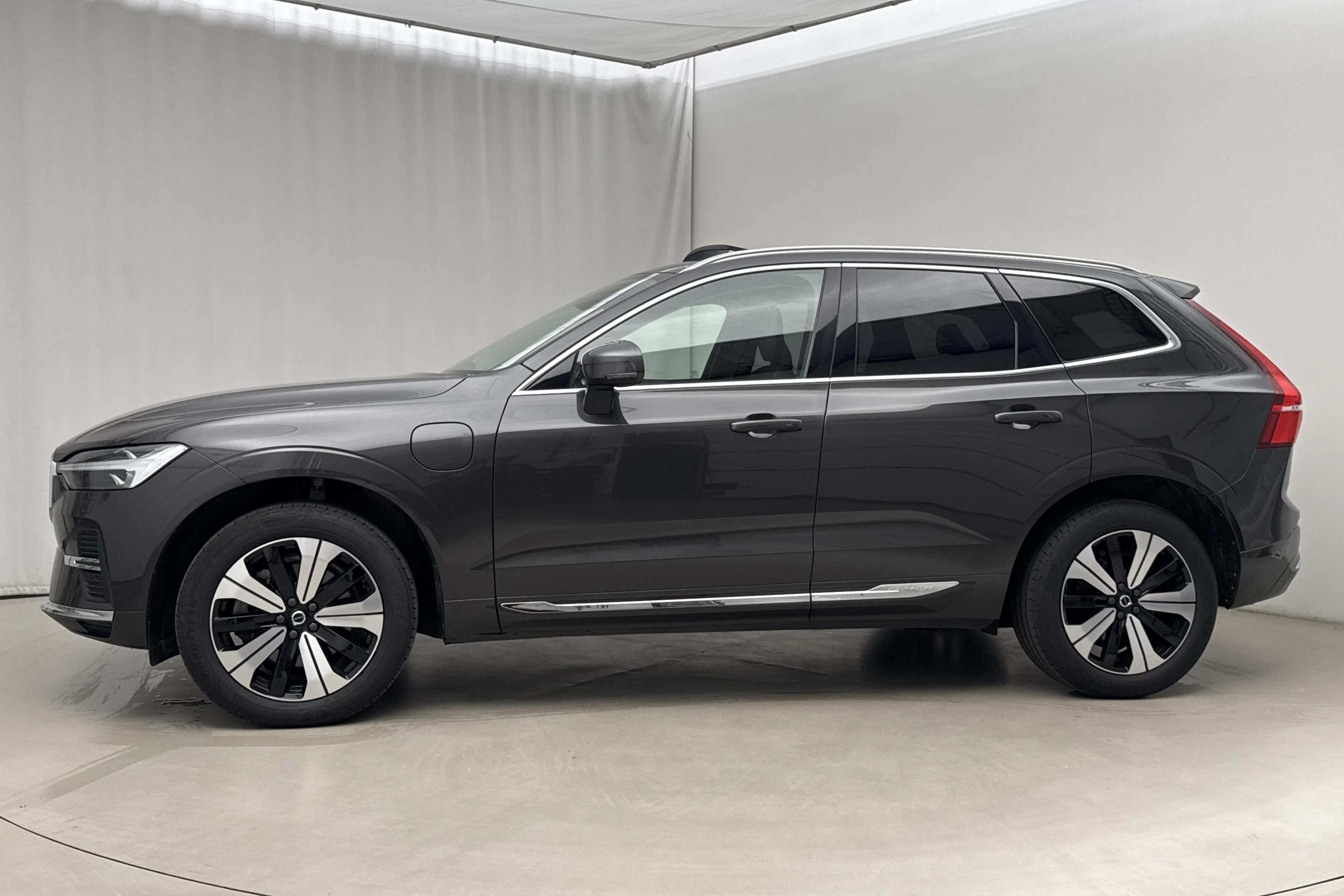 Presentationsfoto 2 av 24: Volvo XC60 T6 AWD Recharge (350hk) - 9 372 mil - Automat - grå - 2023