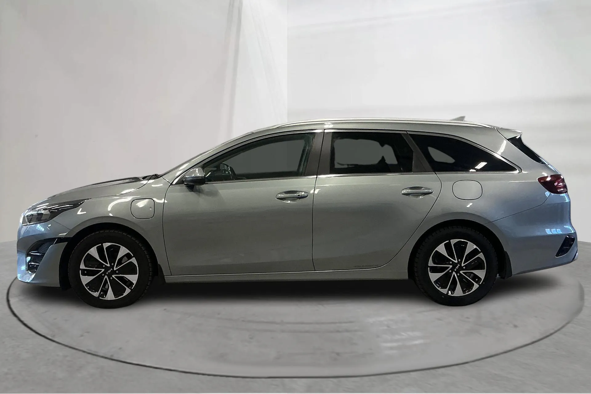 Presentation photo 2 of 18: KIA Ceed 1.6 Plug-in Hybrid SW (141hk) - 90 310 km - Automatic - gray - 2022