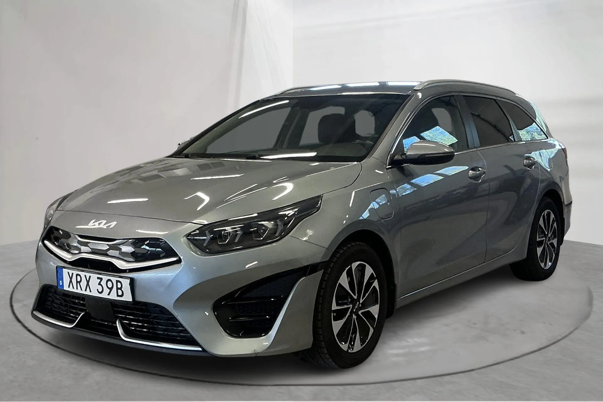 Presentation photo 1 of 18: KIA Ceed 1.6 Plug-in Hybrid SW (141hk) - 90 310 km - Automatic - gray - 2022