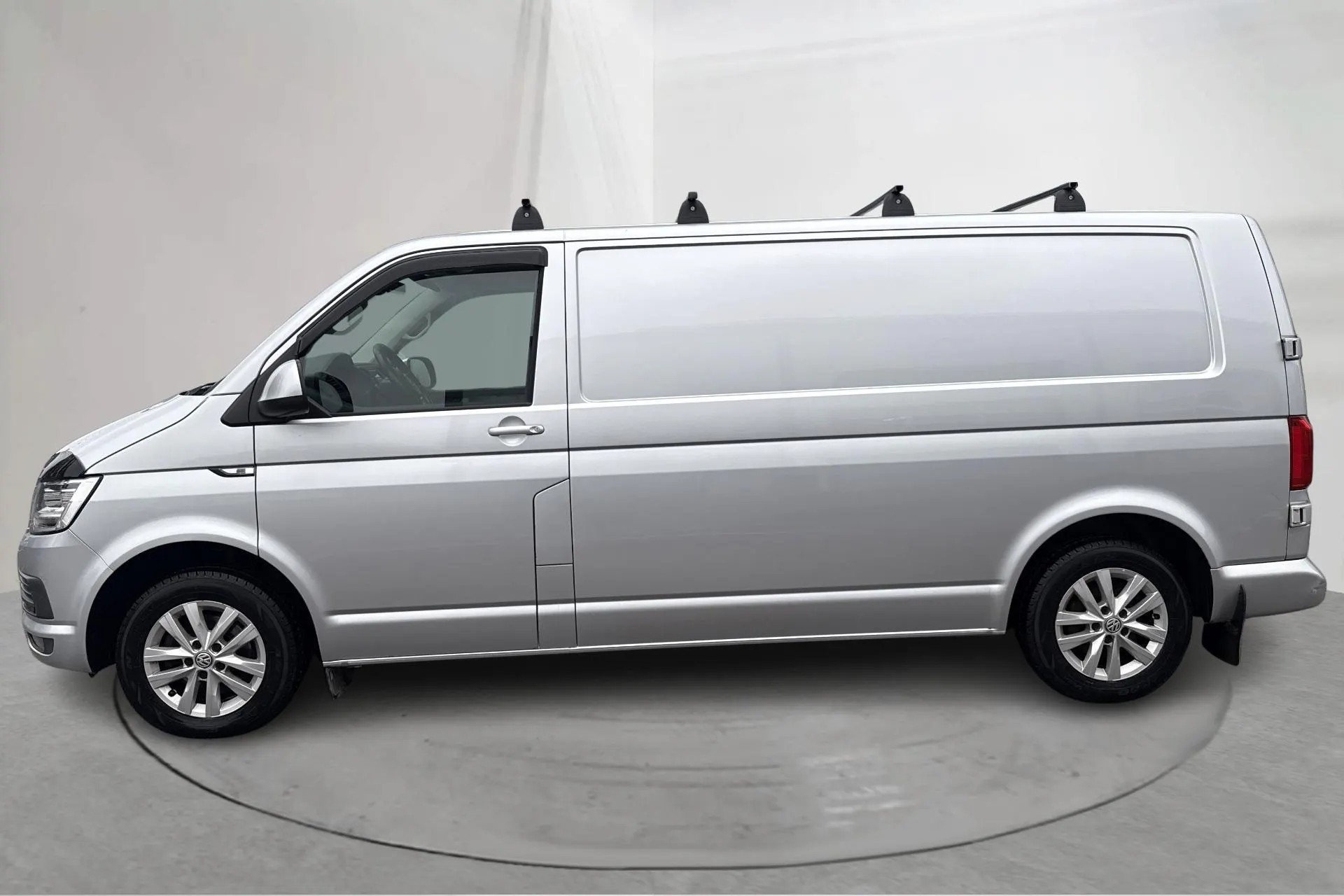 Presentationsfoto 2 av 15: VW Transporter T6 2.0 TDI BMT Skåp 4MOTION (150hk) - 18 227 mil - Automat - silver - 2016