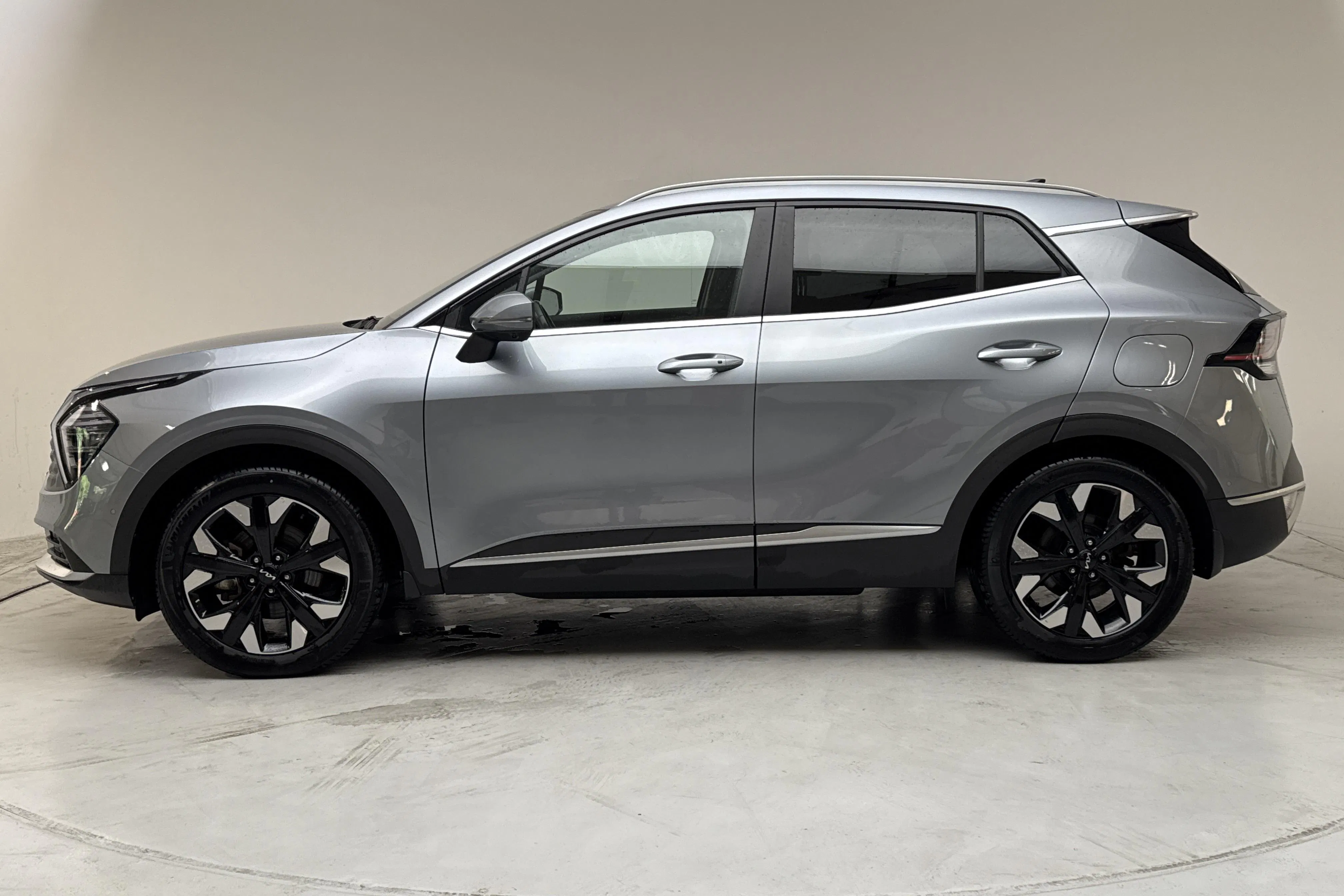 Presentationsfoto 2 av 15: KIA Sportage PHEV AWD (265hk) - 3 729 mil - Automat - grå - 2023