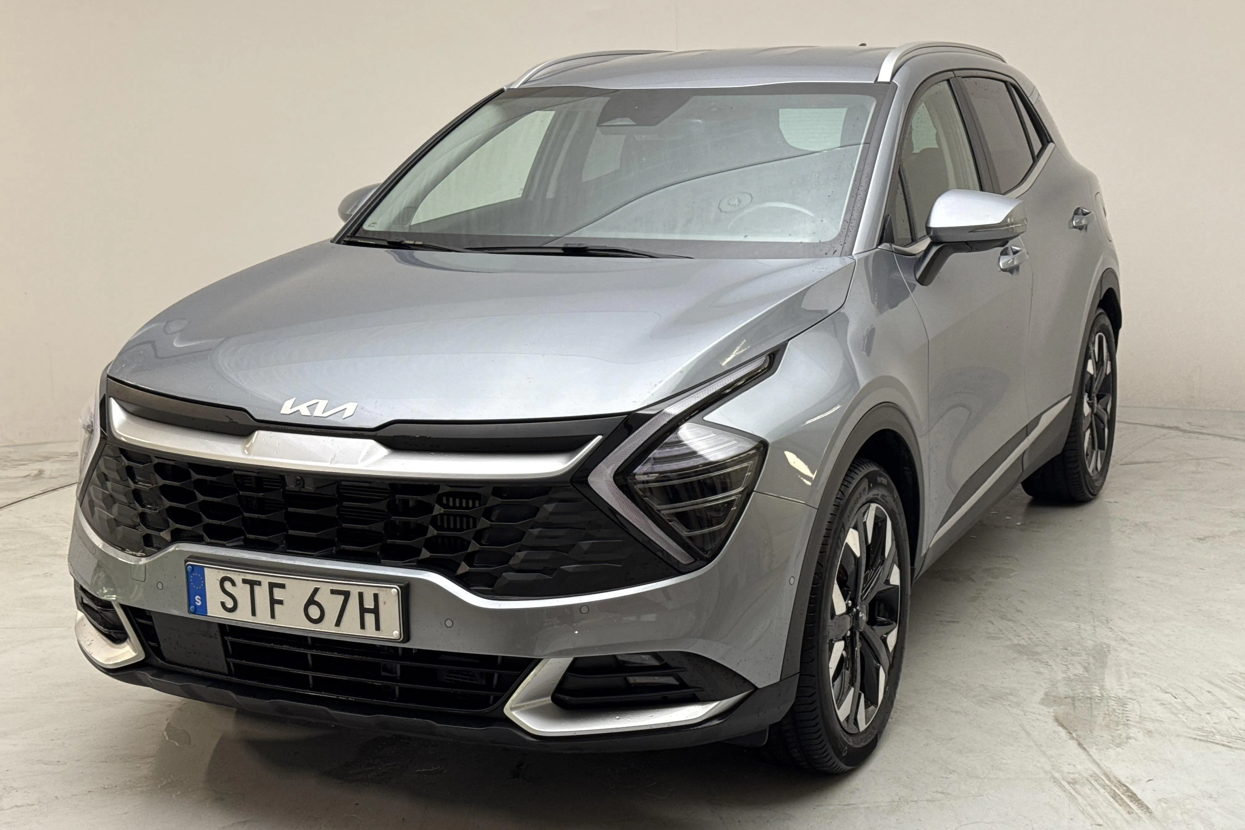 Presentationsfoto 1 av 15: KIA Sportage PHEV AWD (265hk) - 3 729 mil - Automat - grå - 2023