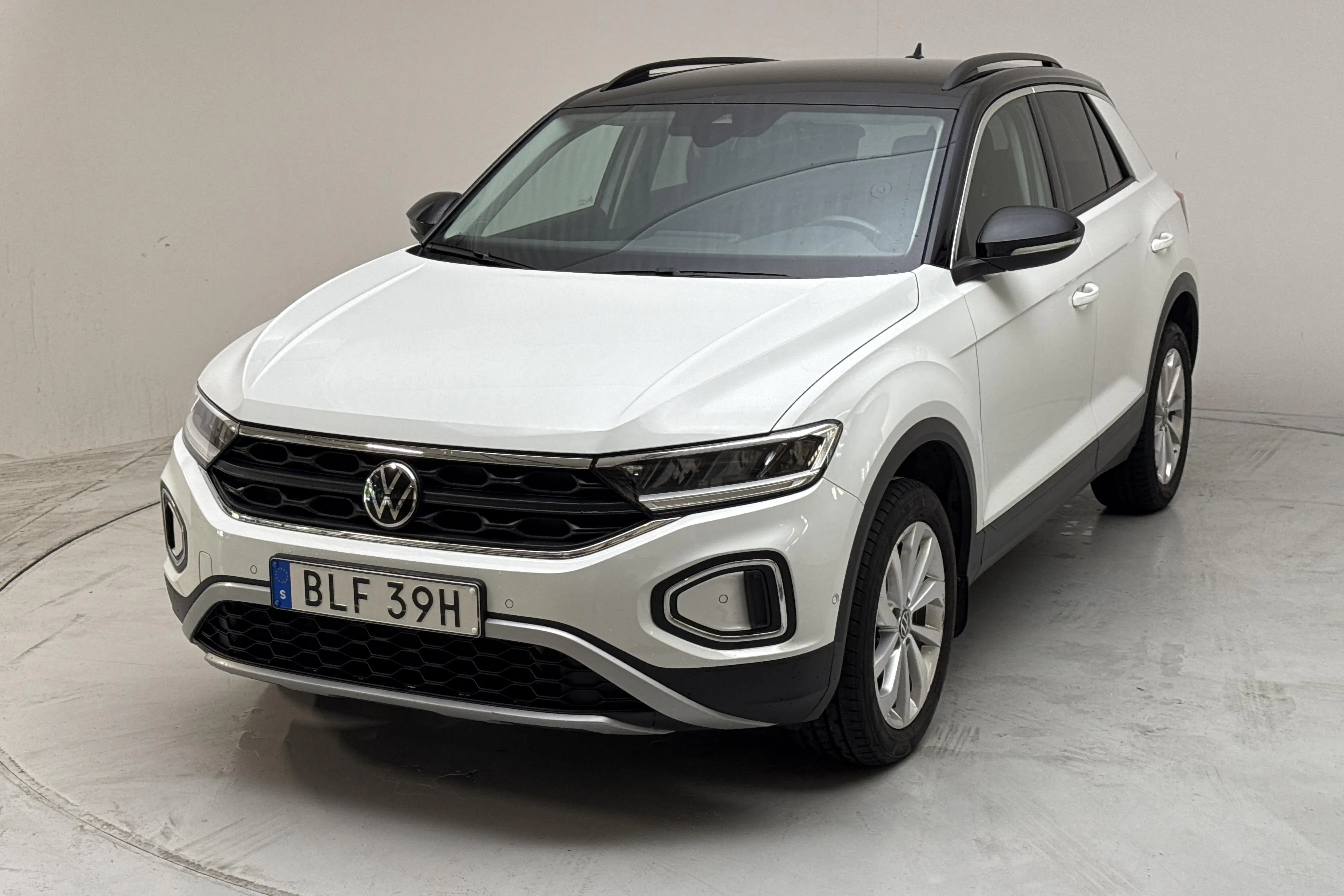 Presentation photo 1 of 12: VW T-Roc 1.5 TSI (150hk) - 146 510 km - Automatic - white - 2025