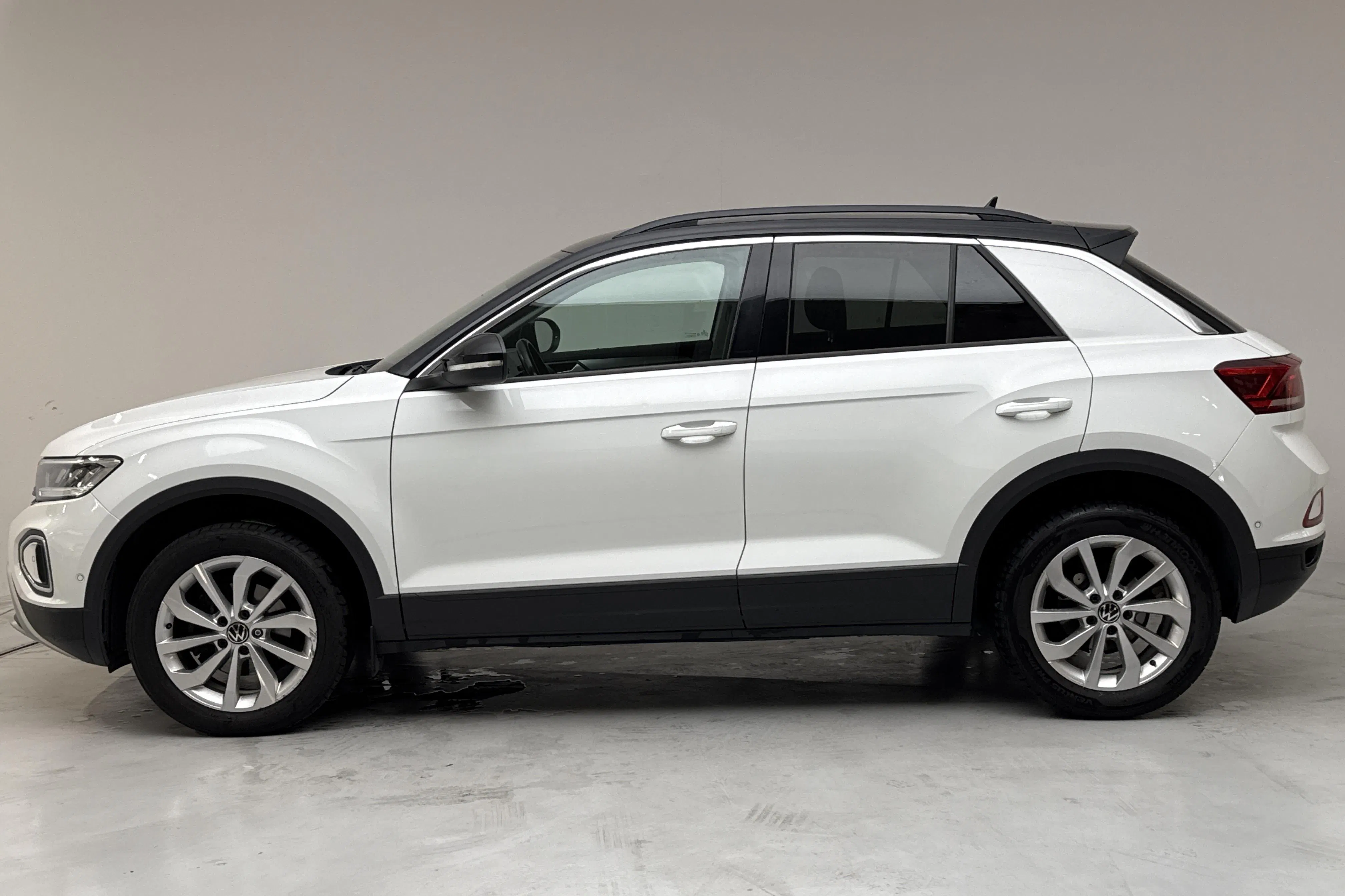 Presentation photo 2 of 12: VW T-Roc 1.5 TSI (150hk) - 146 510 km - Automatic - white - 2025