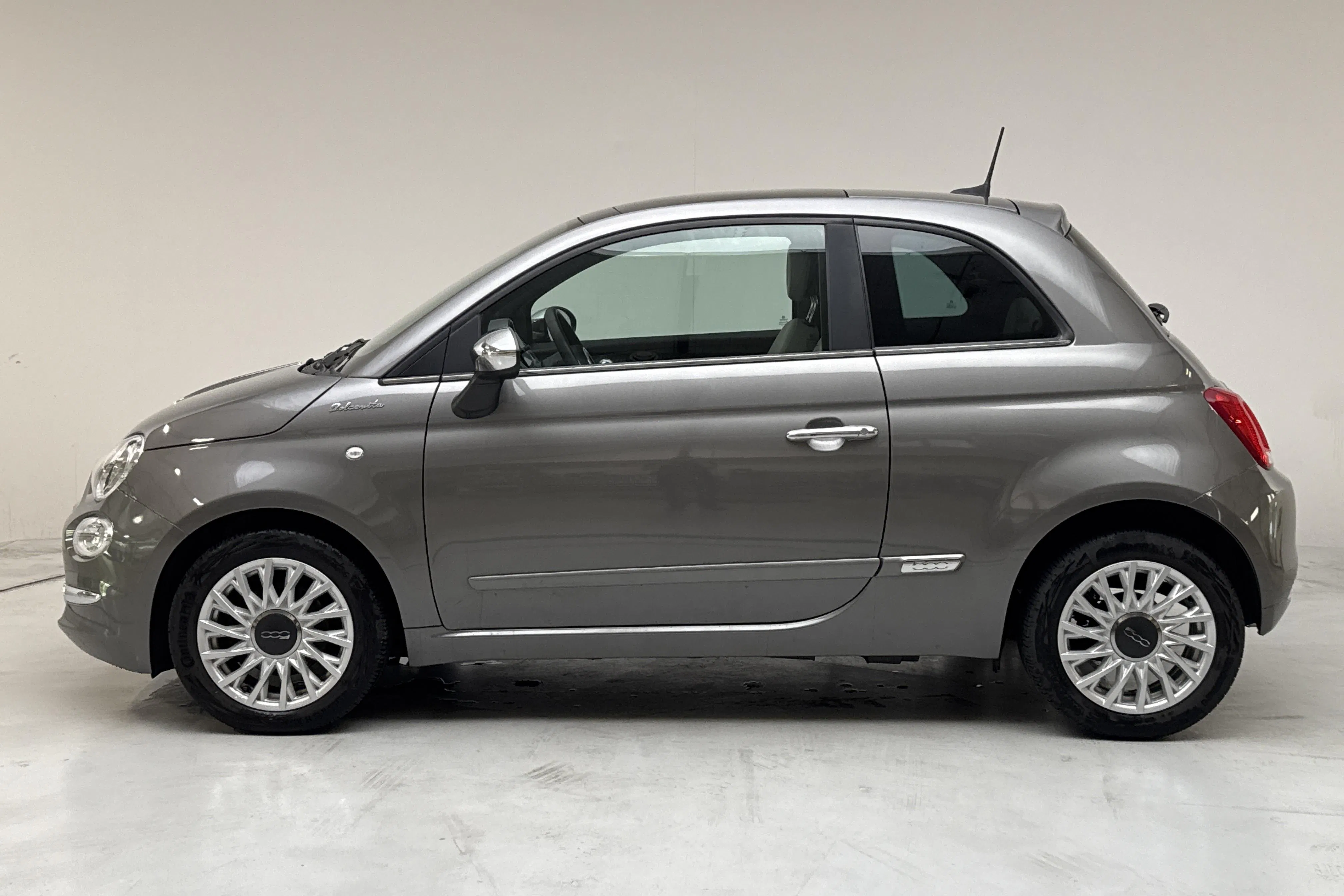 Presentationsfoto 2 av 14: Fiat 500 Hybrid (70hk) - 6 145 mil - Manuell - grå - 2022