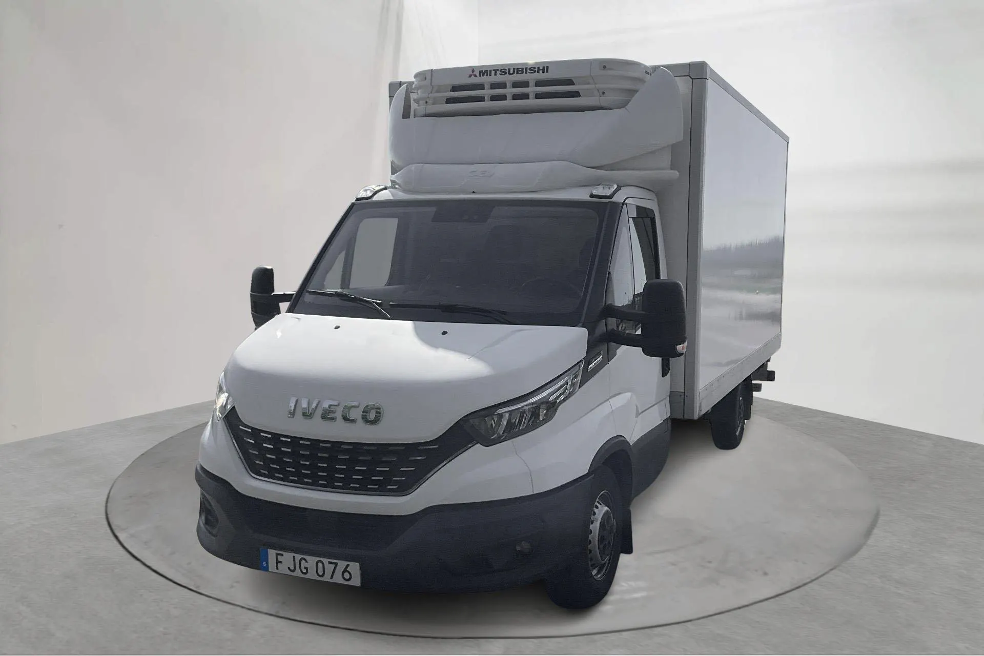 Presentation photo 1 of 16: Iveco Daily 35 2.3 Volymskåp (156hk) - 135 930 km - Automatic - white - 2021