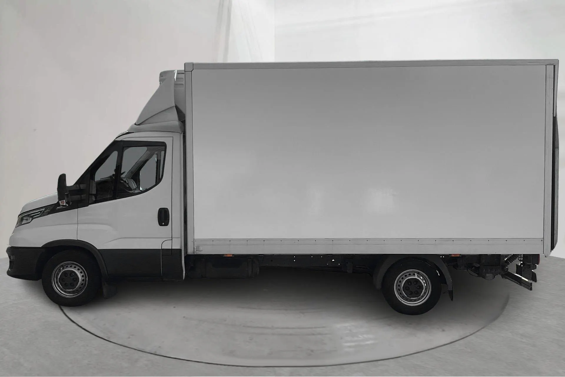 Presentation photo 2 of 16: Iveco Daily 35 2.3 Volymskåp (156hk) - 135 930 km - Automatic - white - 2021