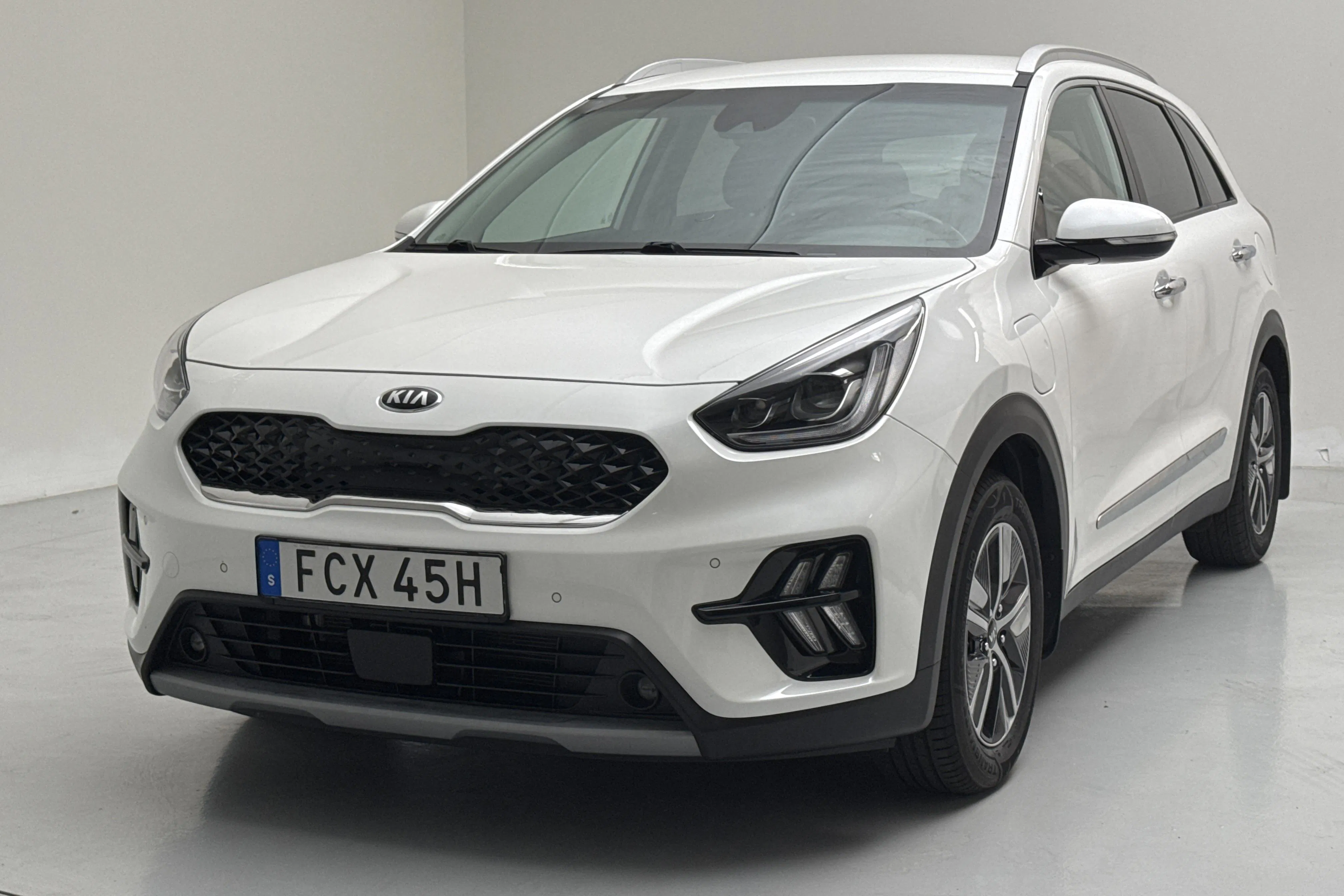 Presentation photo 1 of 18: KIA Niro Plug-in Hybrid 1.6 (141hk) - 131 810 km - Automatic - white - 2021