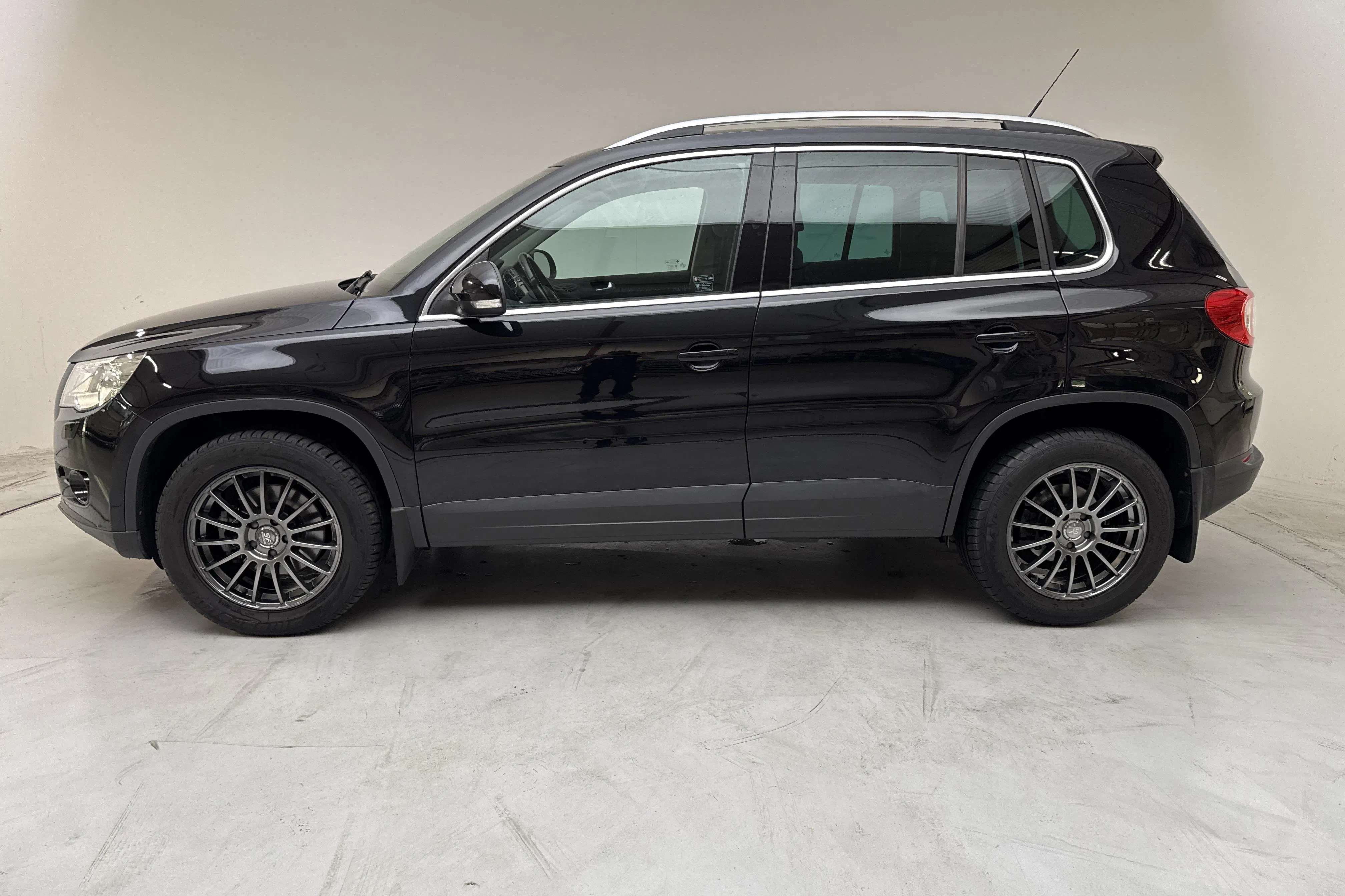 Presentationsfoto 2 av 13: VW Tiguan 2.0 TFSI (170hk) - 13 593 mil - Automat - svart - 2011