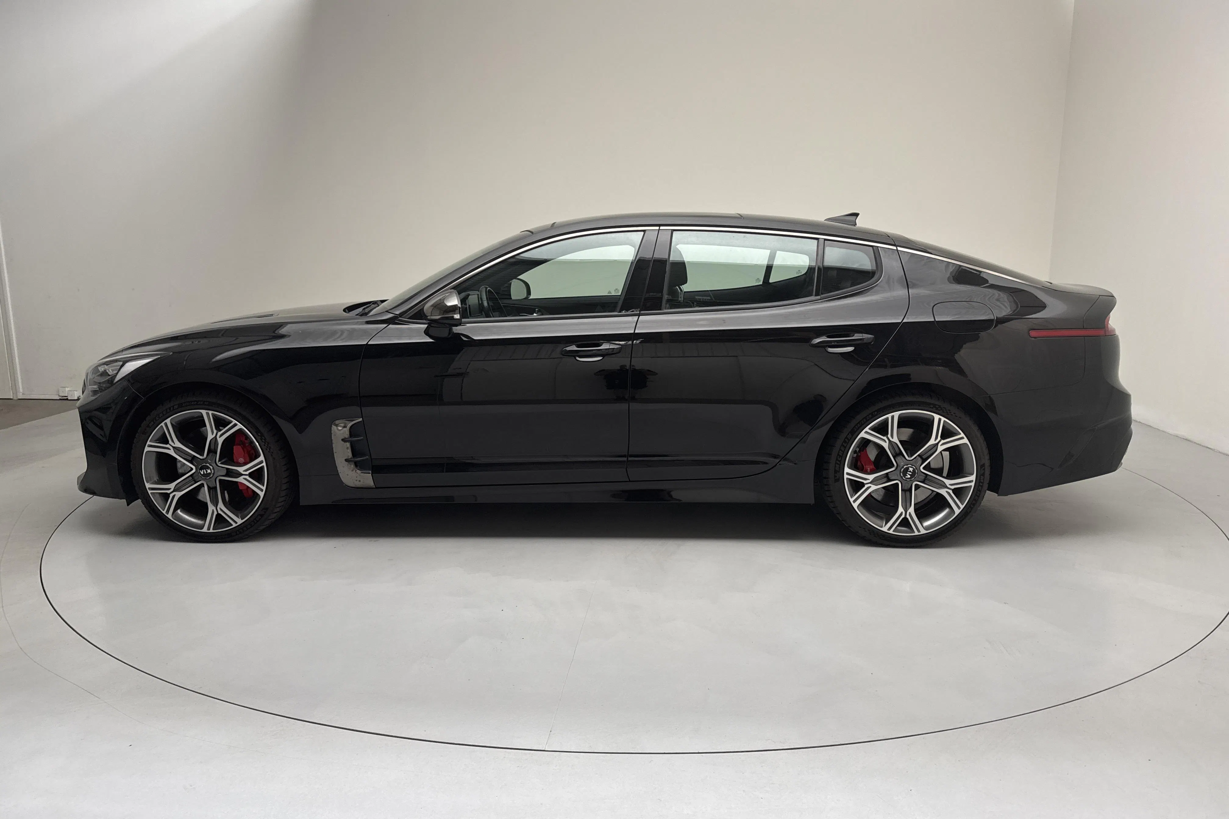 Presentation photo 2 of 19: KIA Stinger 3.3 T-GDi AWD (370hk) - 120 460 km - Automatic - black - 2018
