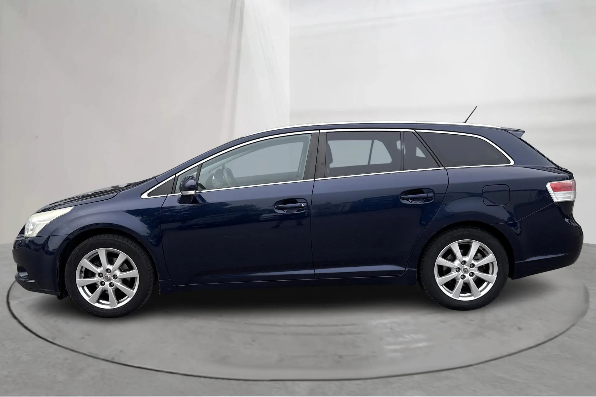 Presentationsfoto 2 av 15: Toyota Avensis 2.0 Kombi (152hk) - 30 276 mil - Automat - Mörkblå - 2009