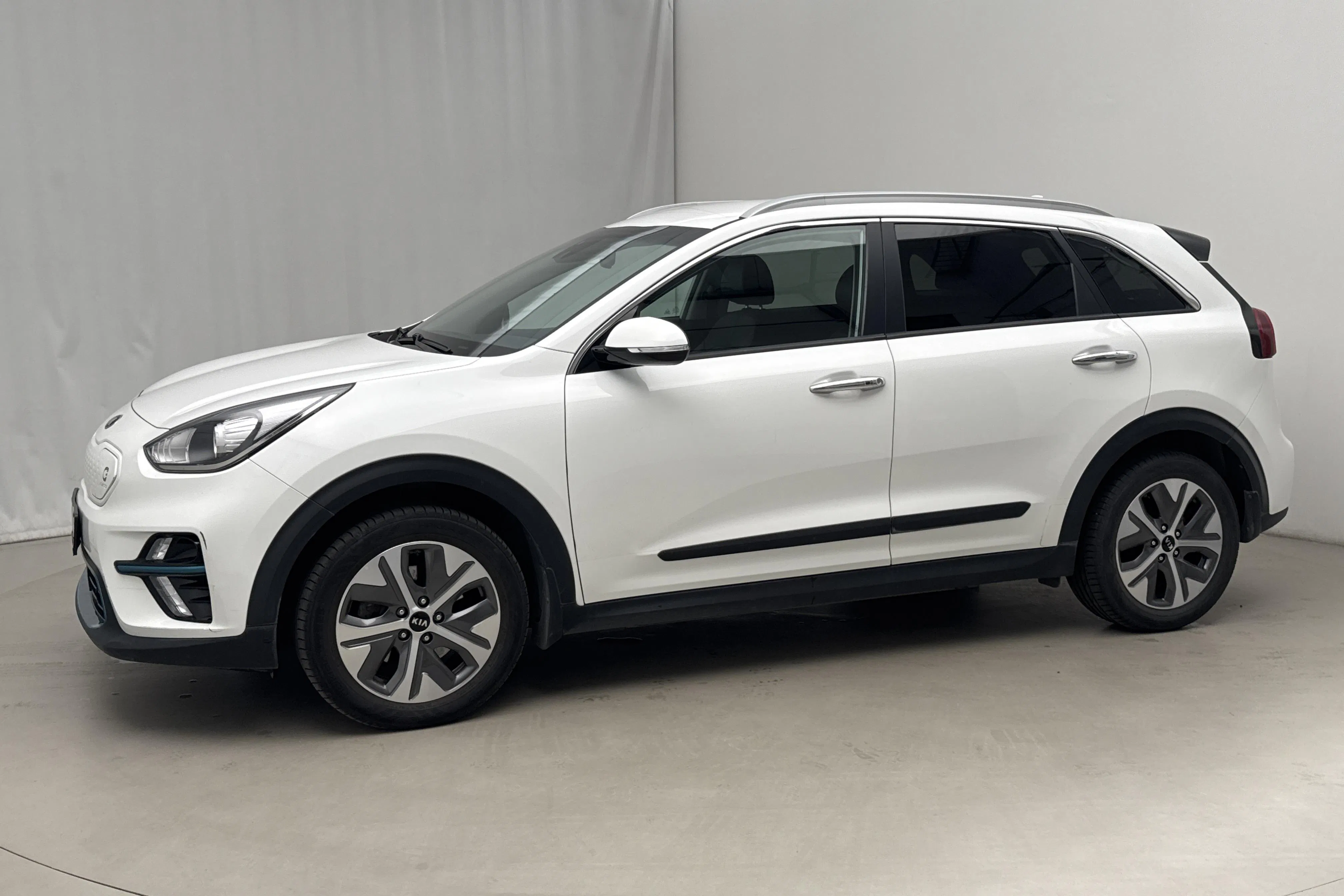 Presentationsfoto 2 av 18: KIA e-Niro 64kWh (204hk) - 8 272 mil - Automat - vit - 2019