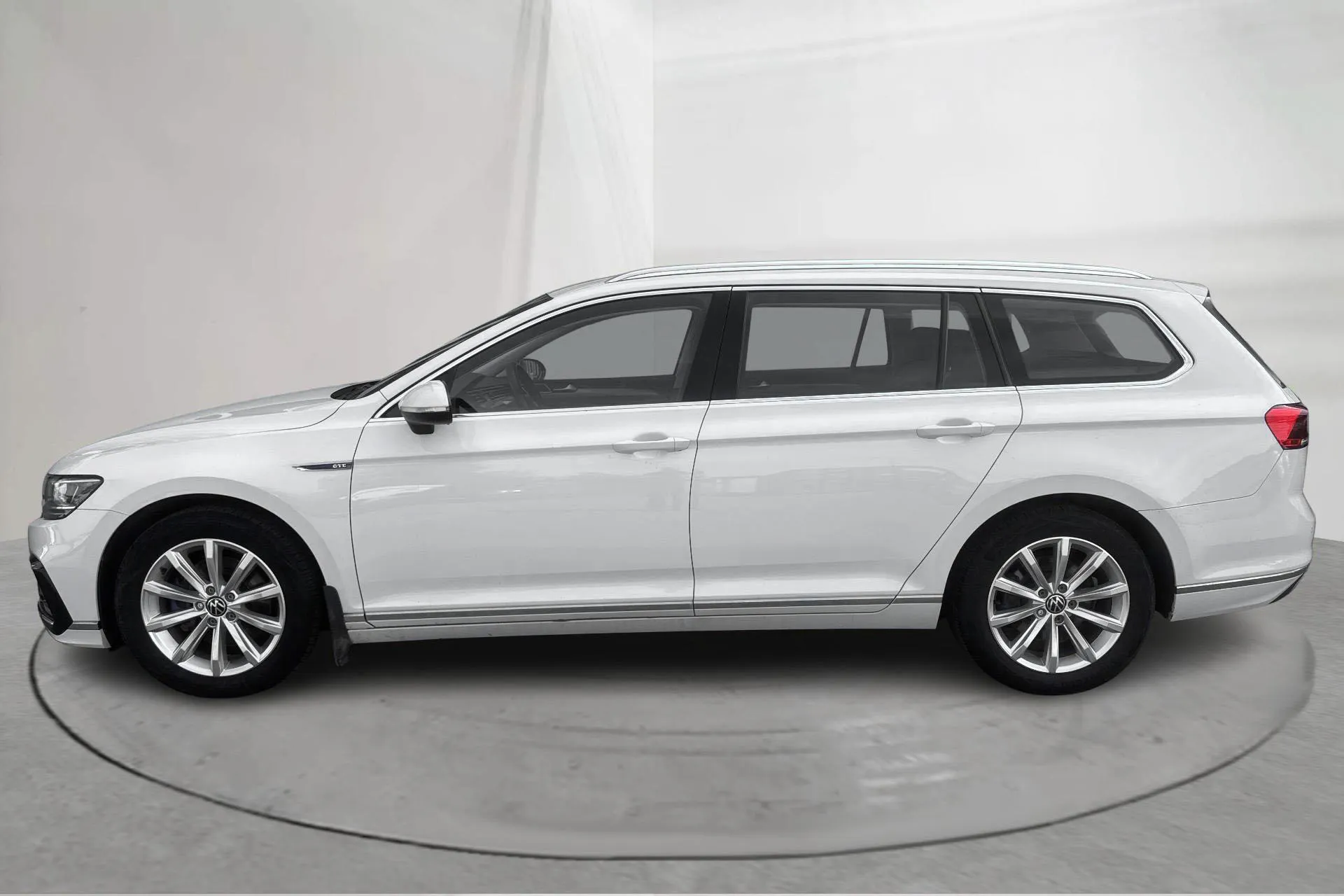 Presentation photo 2 of 17: VW Passat 1.4 GTE Sportscombi (218hk) - 117 380 km - Automatic - white - 2023