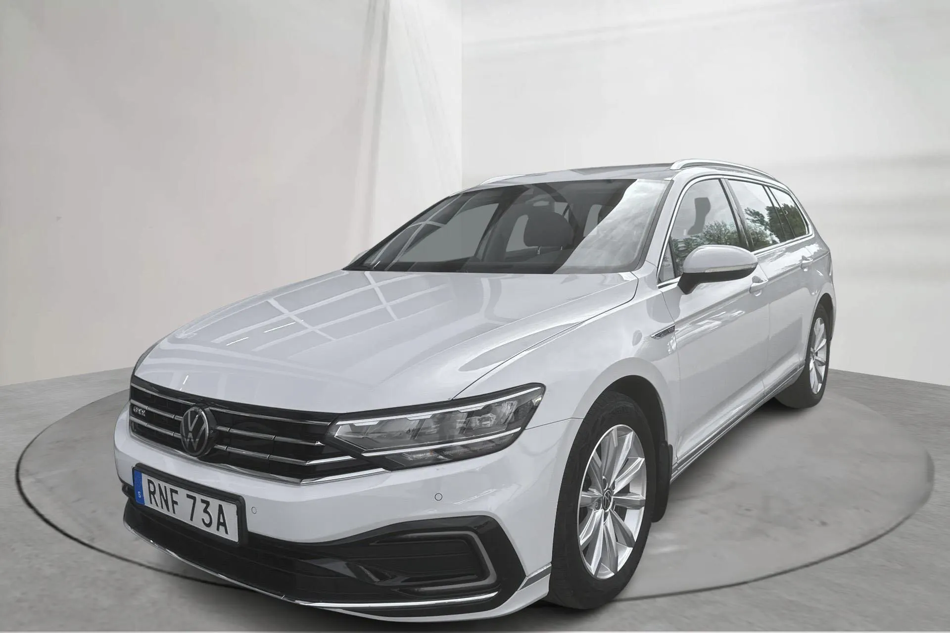 Presentation photo 1 of 17: VW Passat 1.4 GTE Sportscombi (218hk) - 117 380 km - Automatic - white - 2023