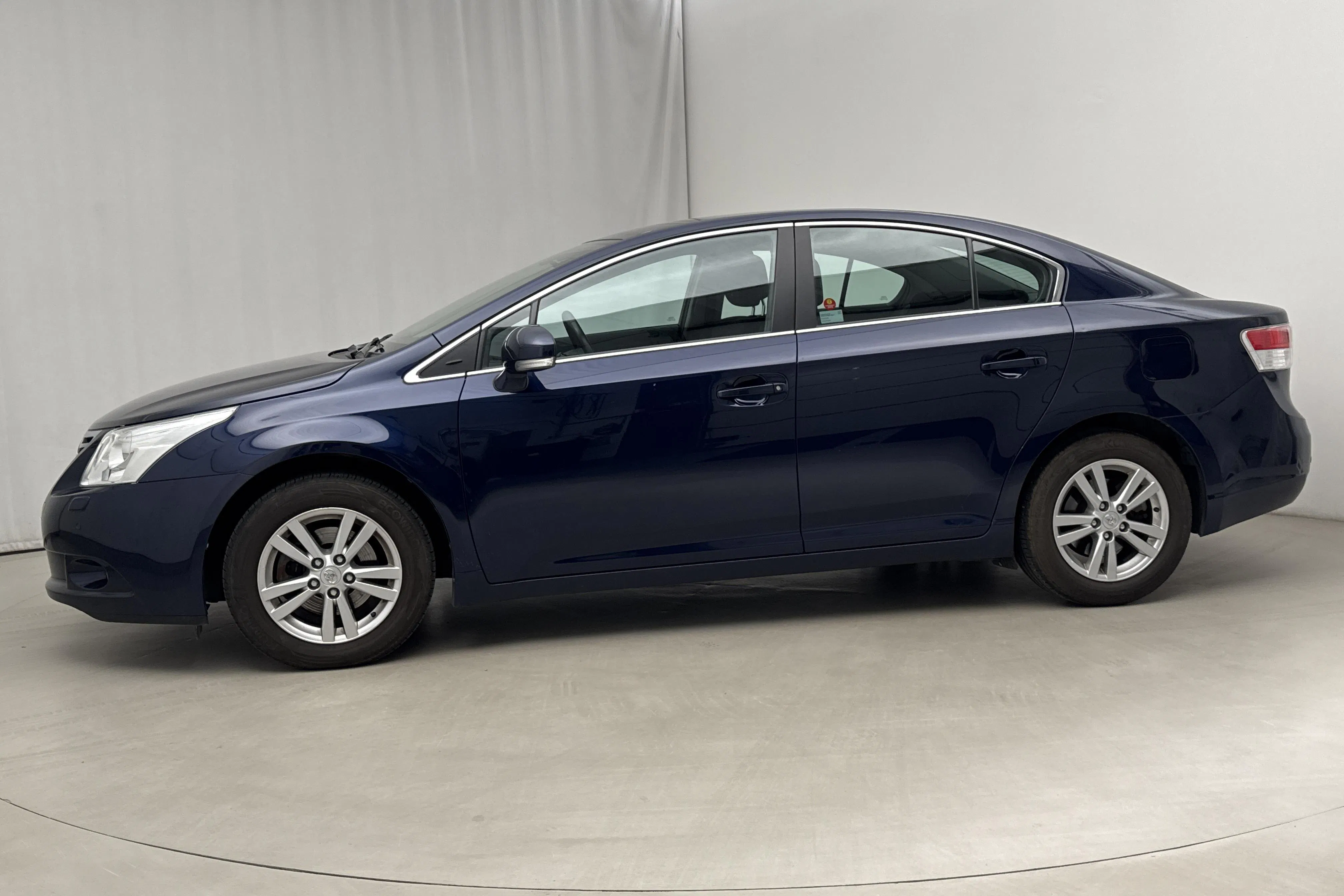 Presentation photo 2 of 15: Toyota Avensis 1.8 Sedan (147hk) - 92 160 km - Manual - dark blue - 2011