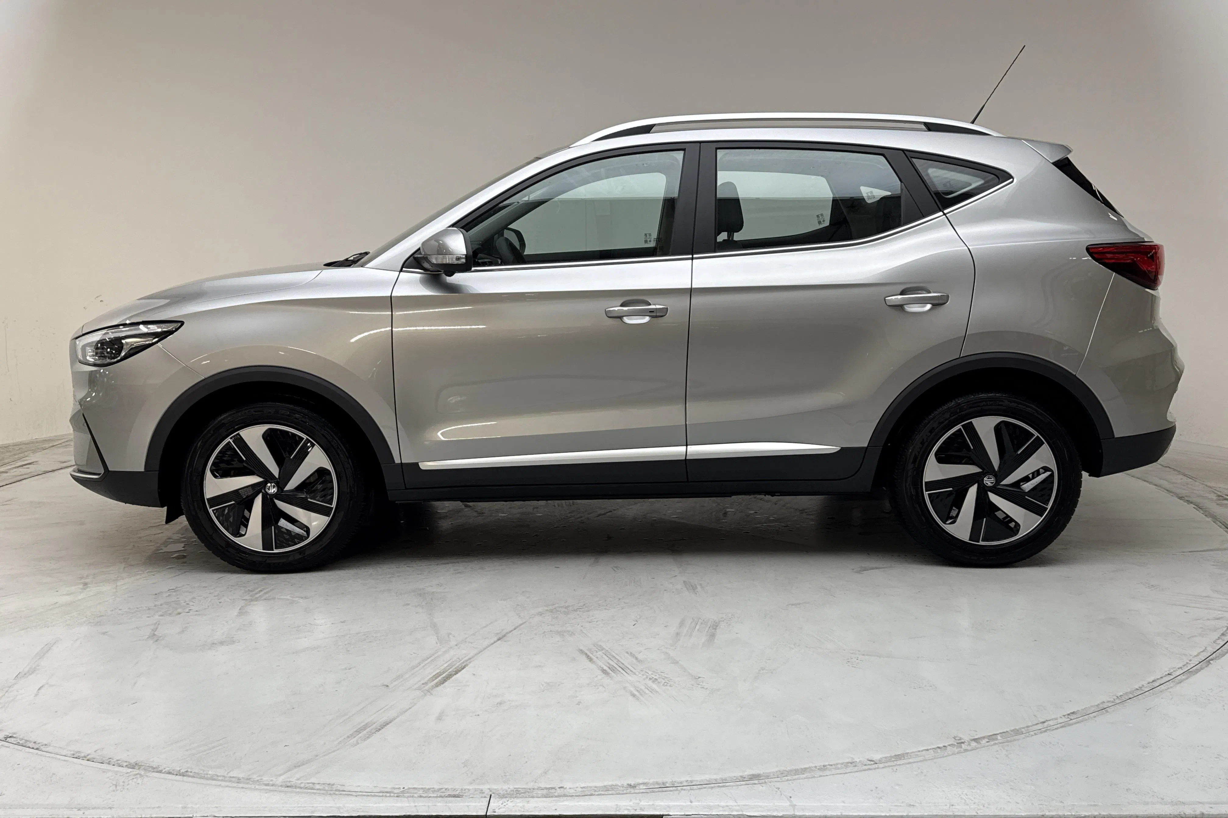 Presentationsfoto 2 av 18: MG ZS EV (156hk) - 3 036 mil - Automat - grå - 2023