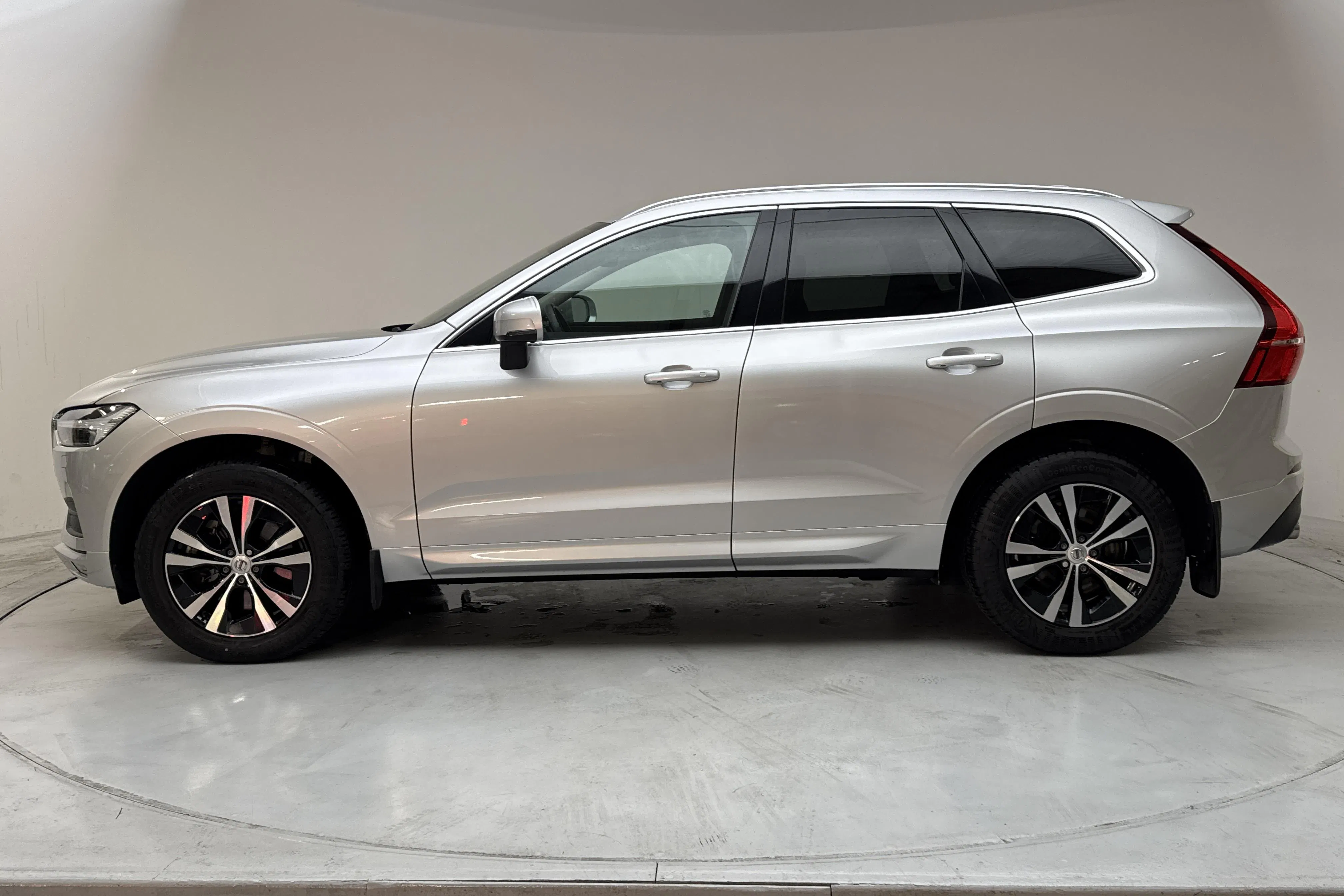 Presentationsfoto 2 av 16: Volvo XC60 B4 AWD Mildhybrid, Diesel (197hk) - 6 118 mil - Automat - silver - 2021