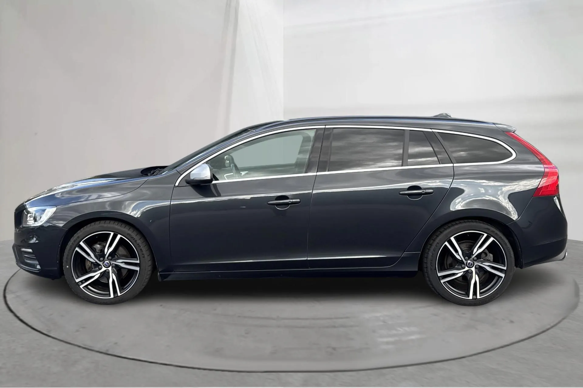 Presentationsfoto 2 av 13: Volvo V60 D4 AWD (190hk) - 8 530 mil - Automat - grå - 2018