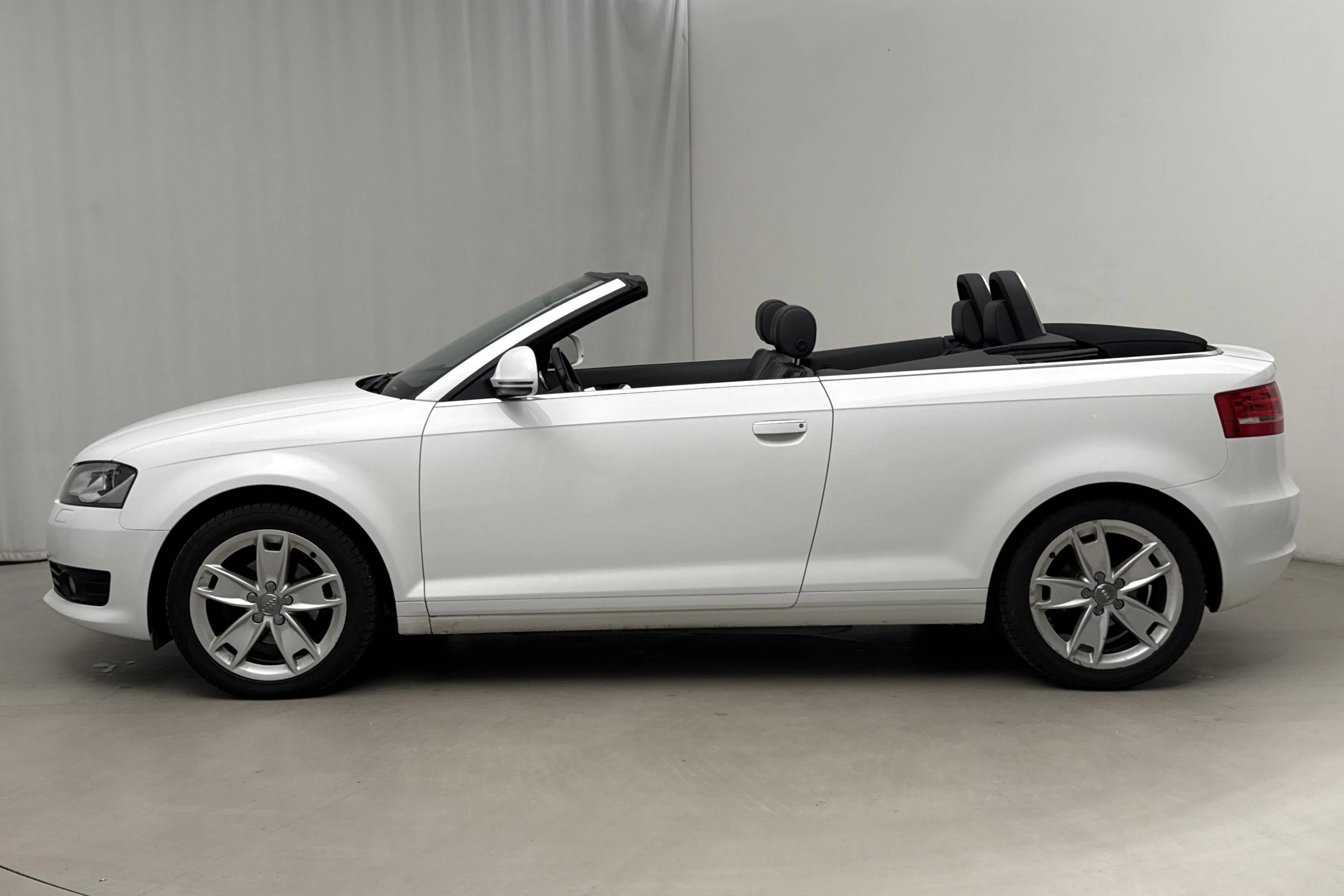 Presentation photo 2 of 19: Audi A3 1.6 TDI Cabriolet (105hk) - 145 260 km - Manual - white - 2010