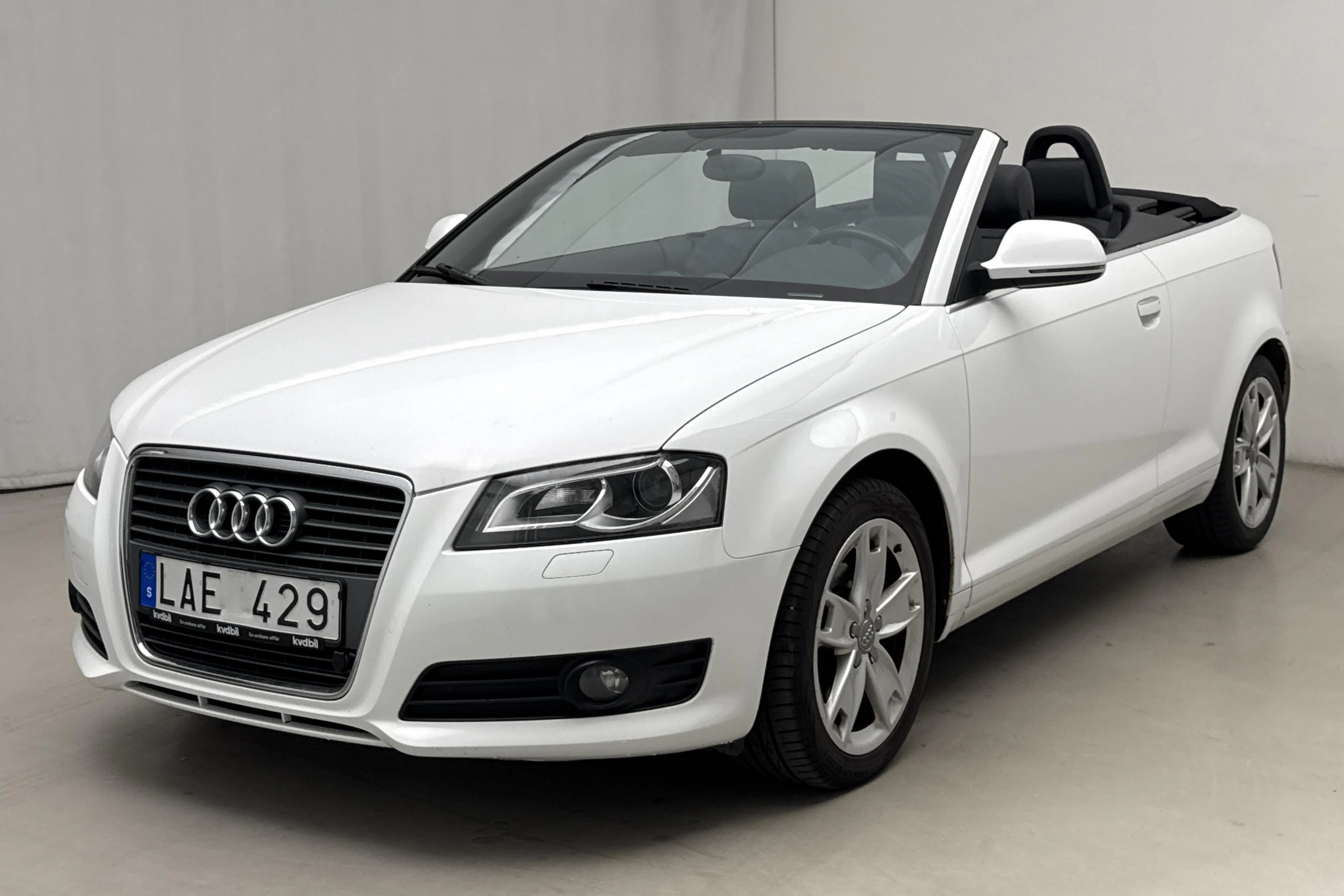 Presentation photo 1 of 19: Audi A3 1.6 TDI Cabriolet (105hk) - 145 260 km - Manual - white - 2010
