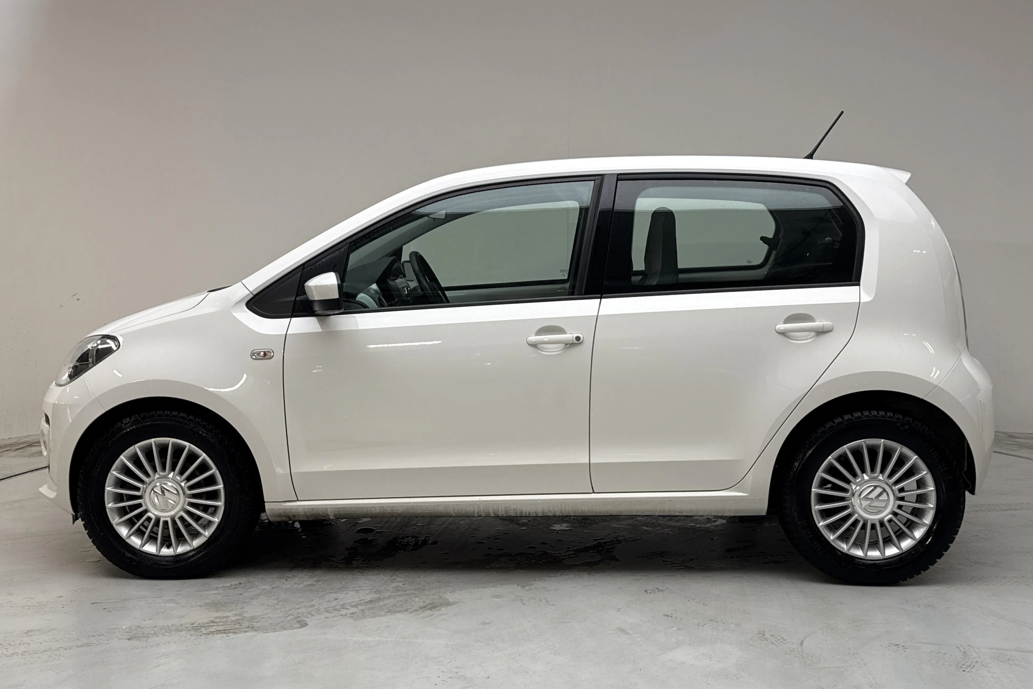 Presentation photo 2 of 12: VW up! 1.0 5dr (75hk) - 41 250 km - Manual - white - 2014