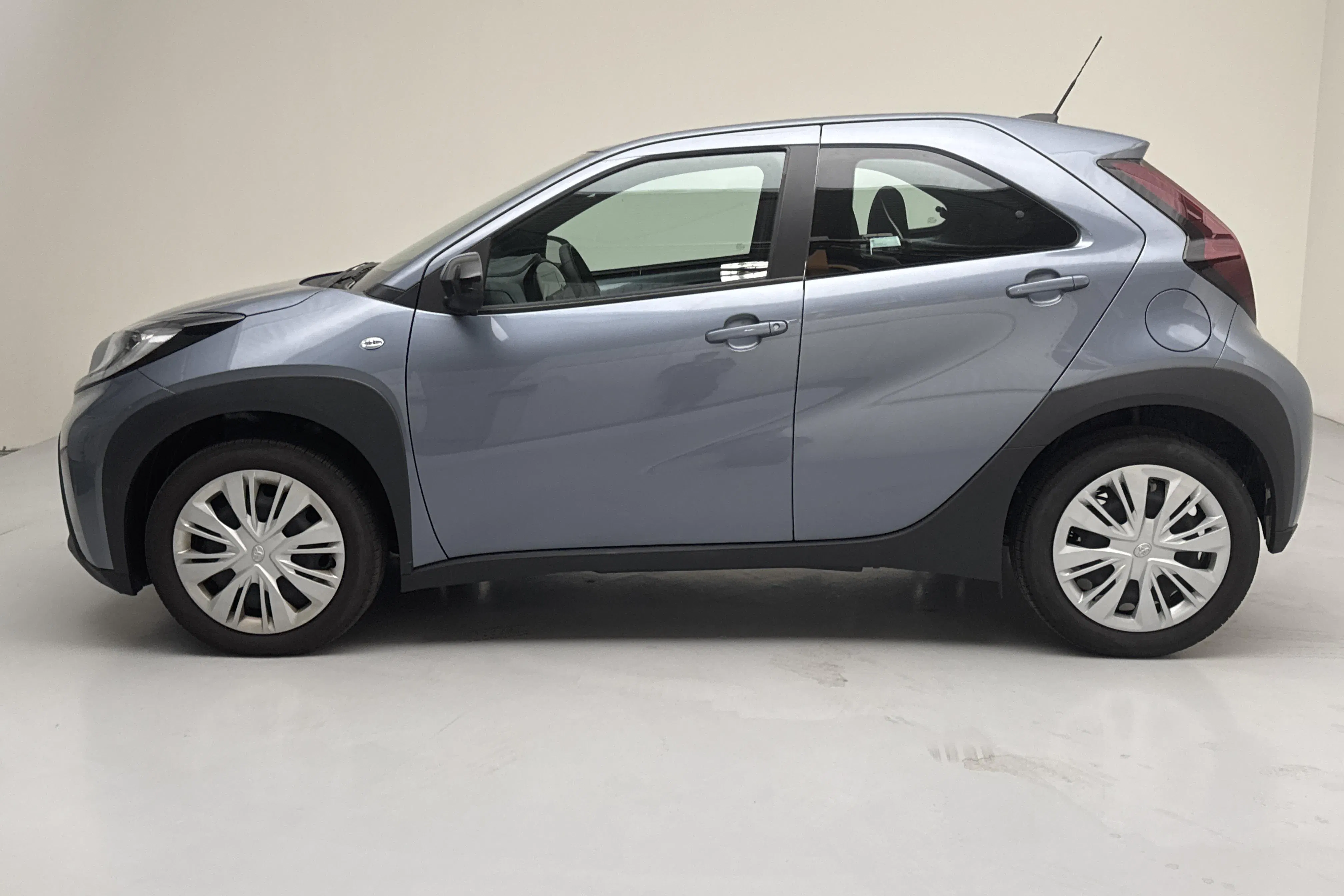 Presentationsfoto 2 av 13: Toyota Aygo X 1.0 5dr (72hk) - 1 279 mil - Manuell - grå - 2025