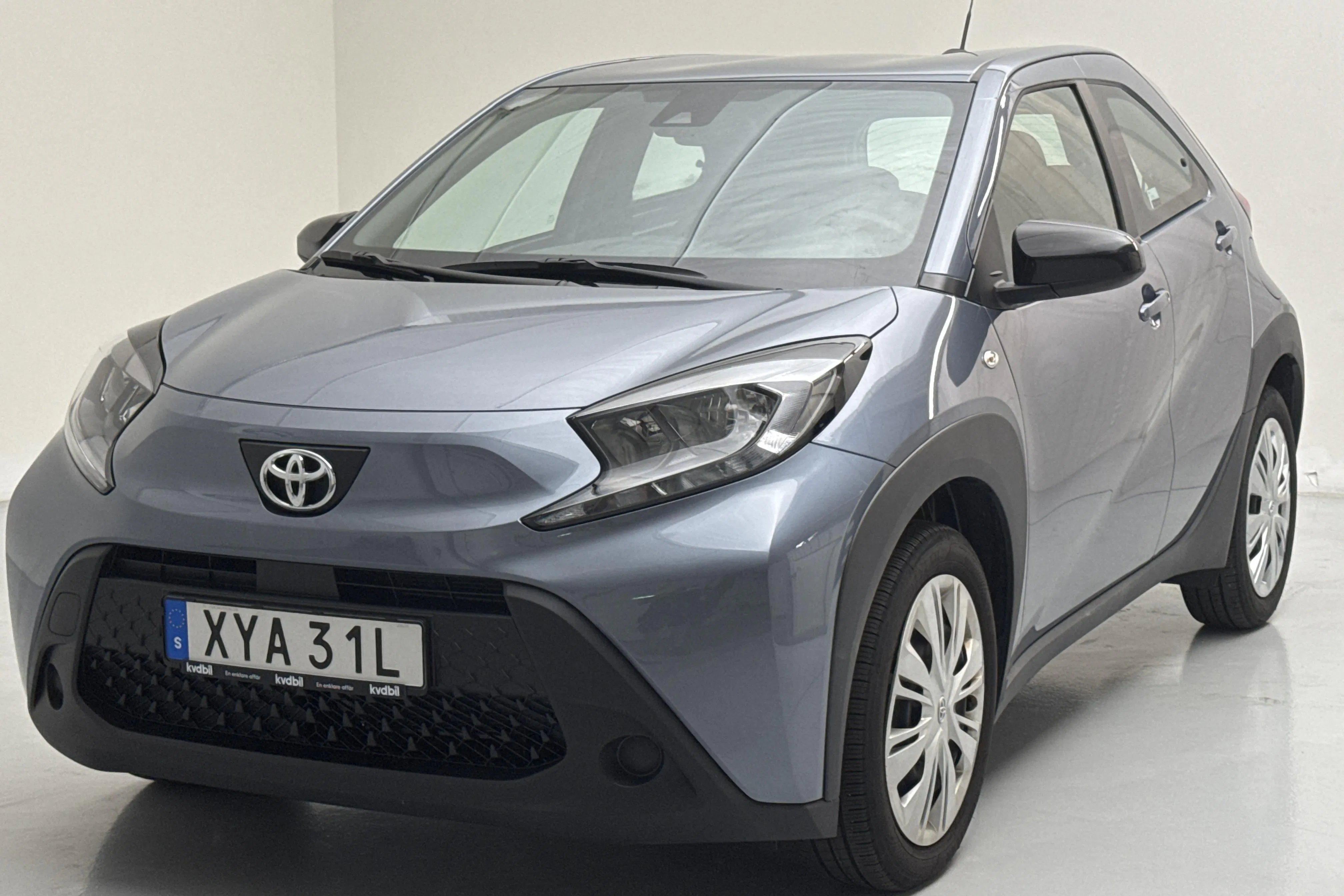 Presentationsfoto 1 av 13: Toyota Aygo X 1.0 5dr (72hk) - 1 279 mil - Manuell - grå - 2025