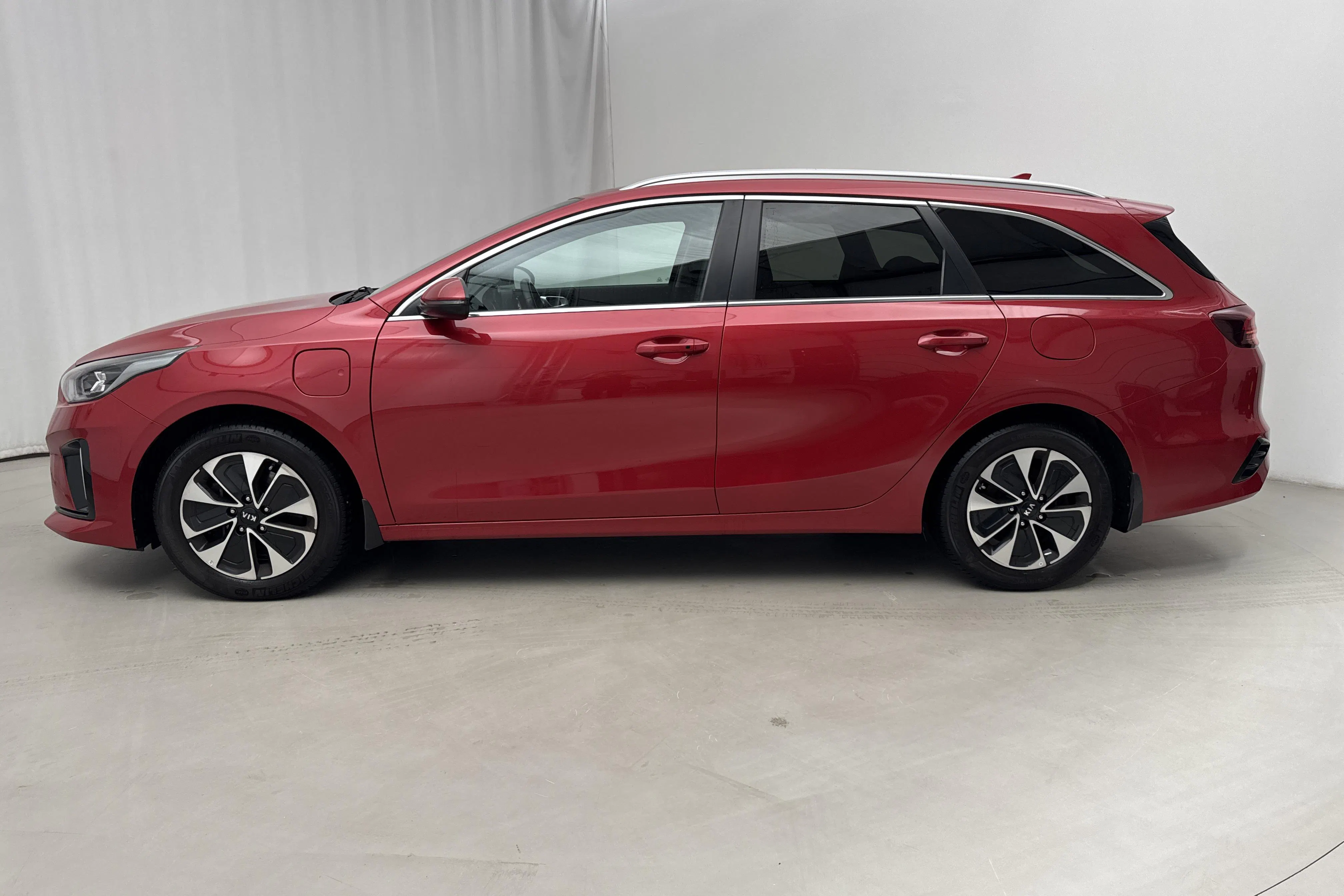 Presentation photo 2 of 19: KIA Ceed 1.6 Plug-in Hybrid SW (141hk) - 63 390 km - Automatic - red - 2021