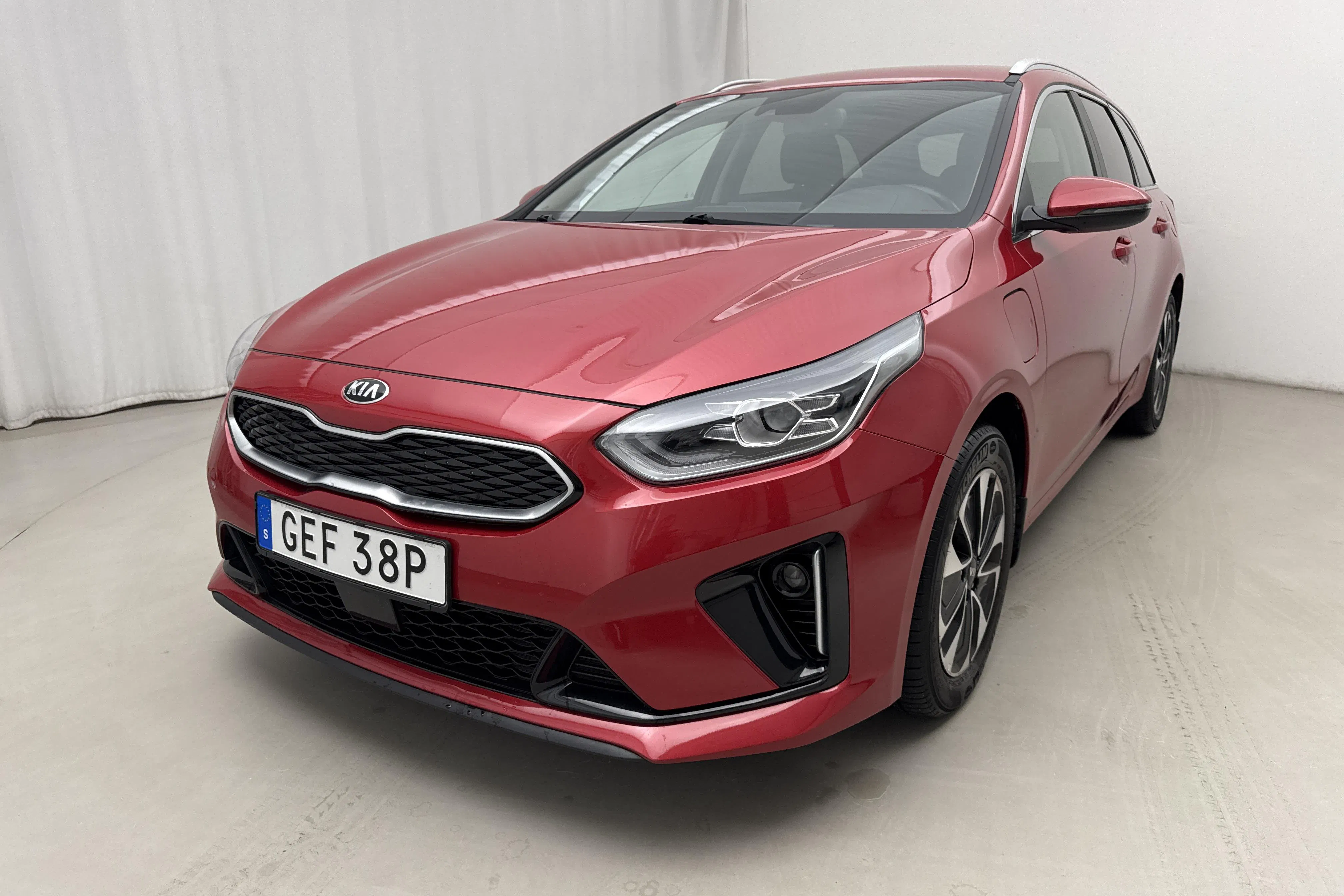 Presentation photo 1 of 19: KIA Ceed 1.6 Plug-in Hybrid SW (141hk) - 63 390 km - Automatic - red - 2021