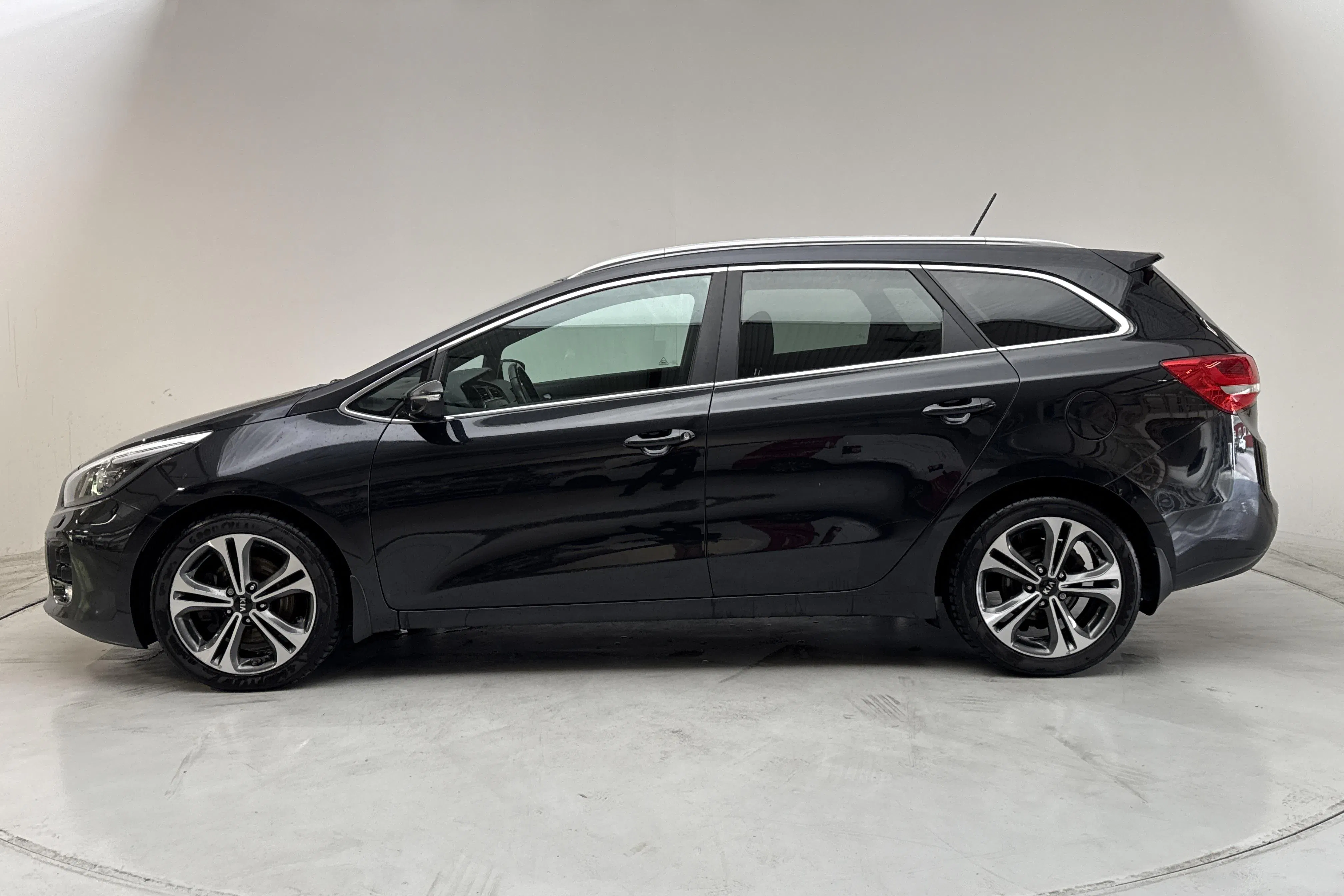 Presentation photo 2 of 15: KIA Cee'd 1.6 CRDi SW (136hk) - 150 600 km - Automatic - black - 2016