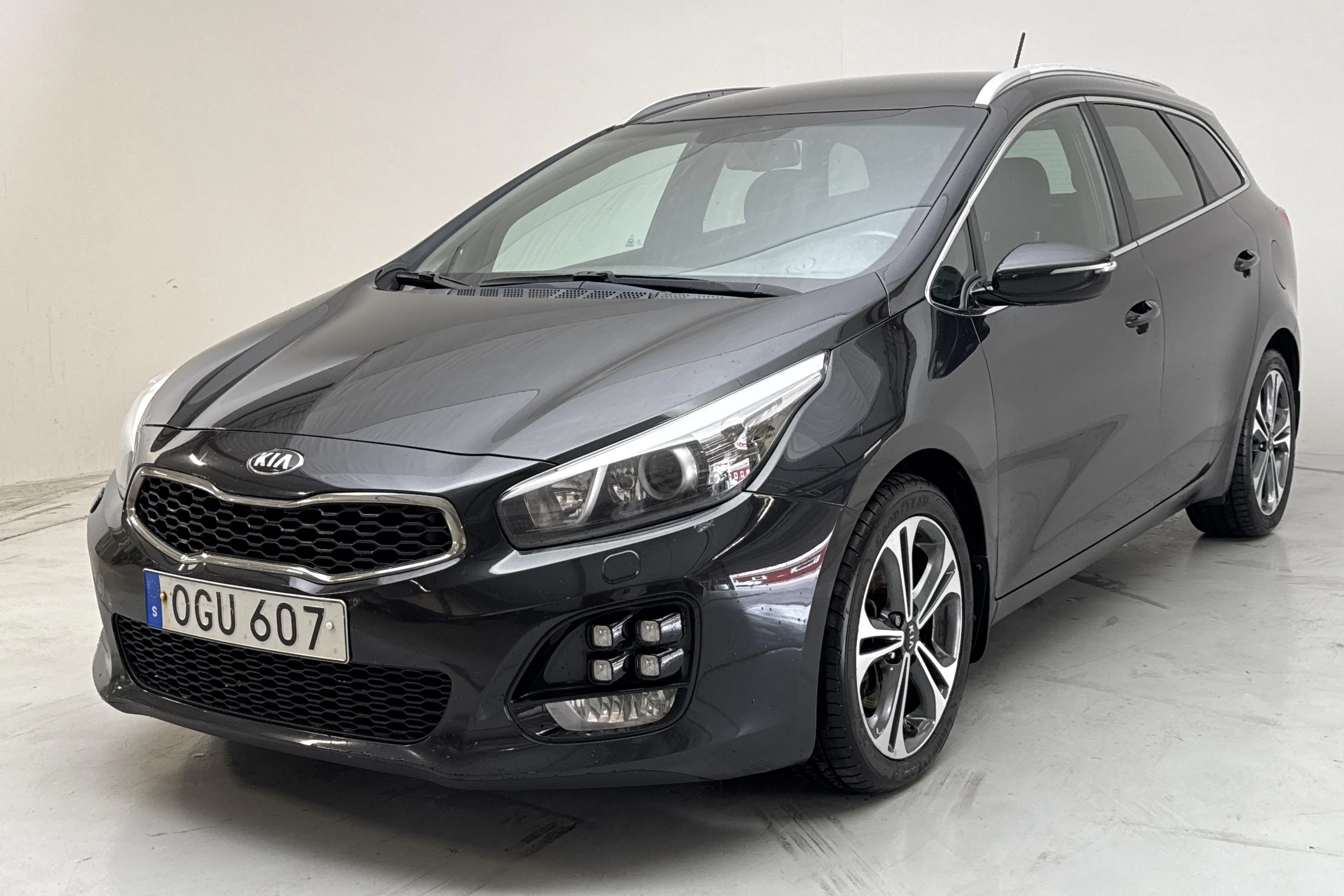 Presentation photo 1 of 15: KIA Cee'd 1.6 CRDi SW (136hk) - 150 600 km - Automatic - black - 2016