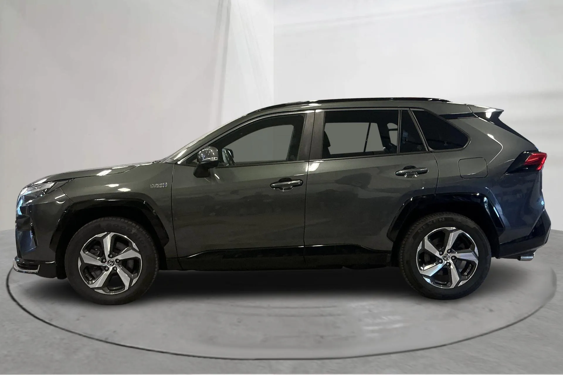 Presentationsfoto 2 av 16: Toyota RAV4 2.5 Plug-in Hybrid AWDi (306hk) - 13 258 mil - Automat - Mörkgrå - 2023